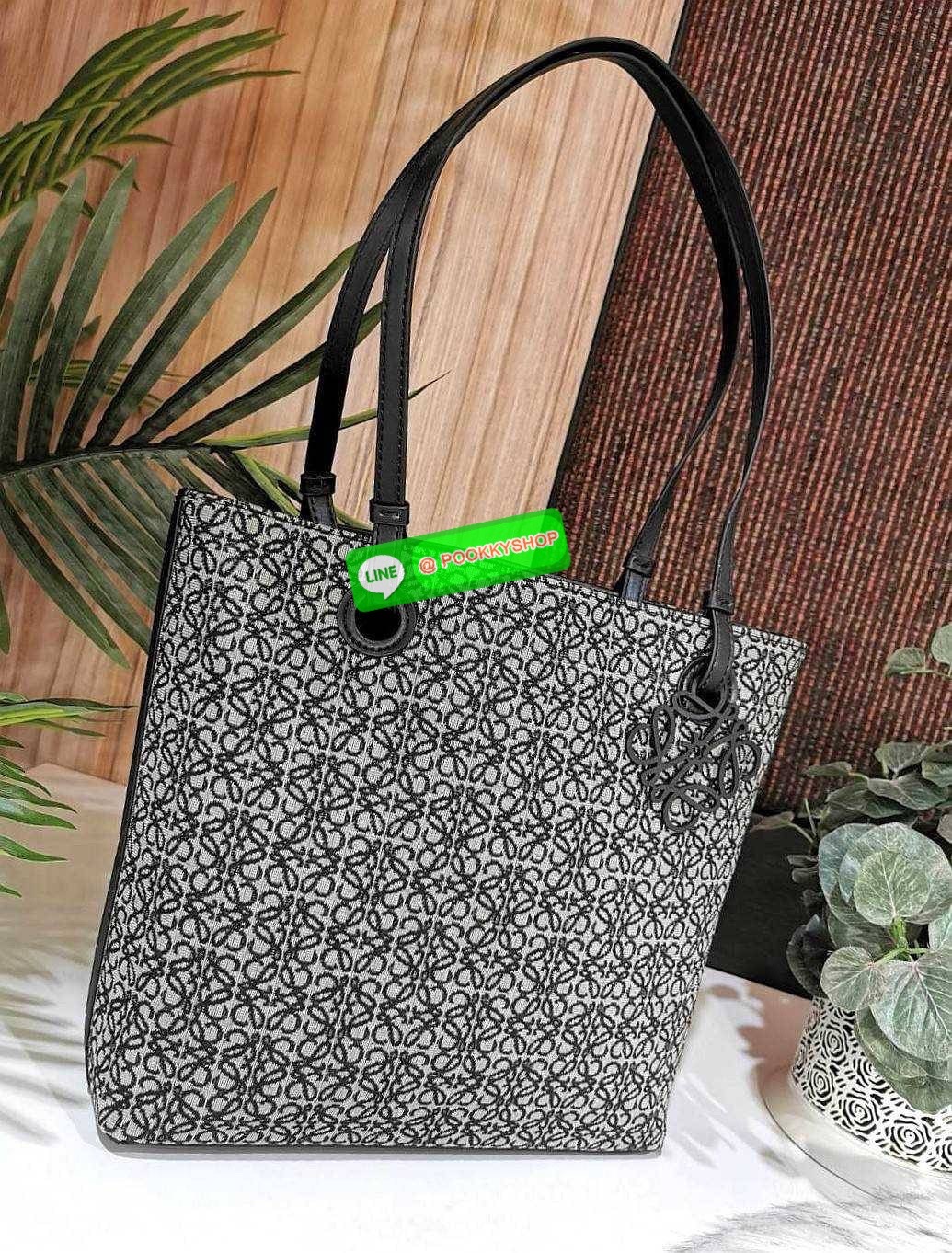 ✴️NEW ARRIVAL!✴️LOEWE ANAGRAM TOTE BAG VIP GIFT WITH PURCHASE GWP พรีเมี่ยมกิ๊ฟ Limited จาก LOEWE PERFUME DUTYFREE ไอเท็มใหม่! ดีไซน์สวยคงเอกลักษณ์ด้วยวัสดุ Anagram Canvas Jacquard Fabric ผสมผสานหนังแท้ Calfskin ลงตัวสุดคลาสสิค ขนาดกำลังดี น