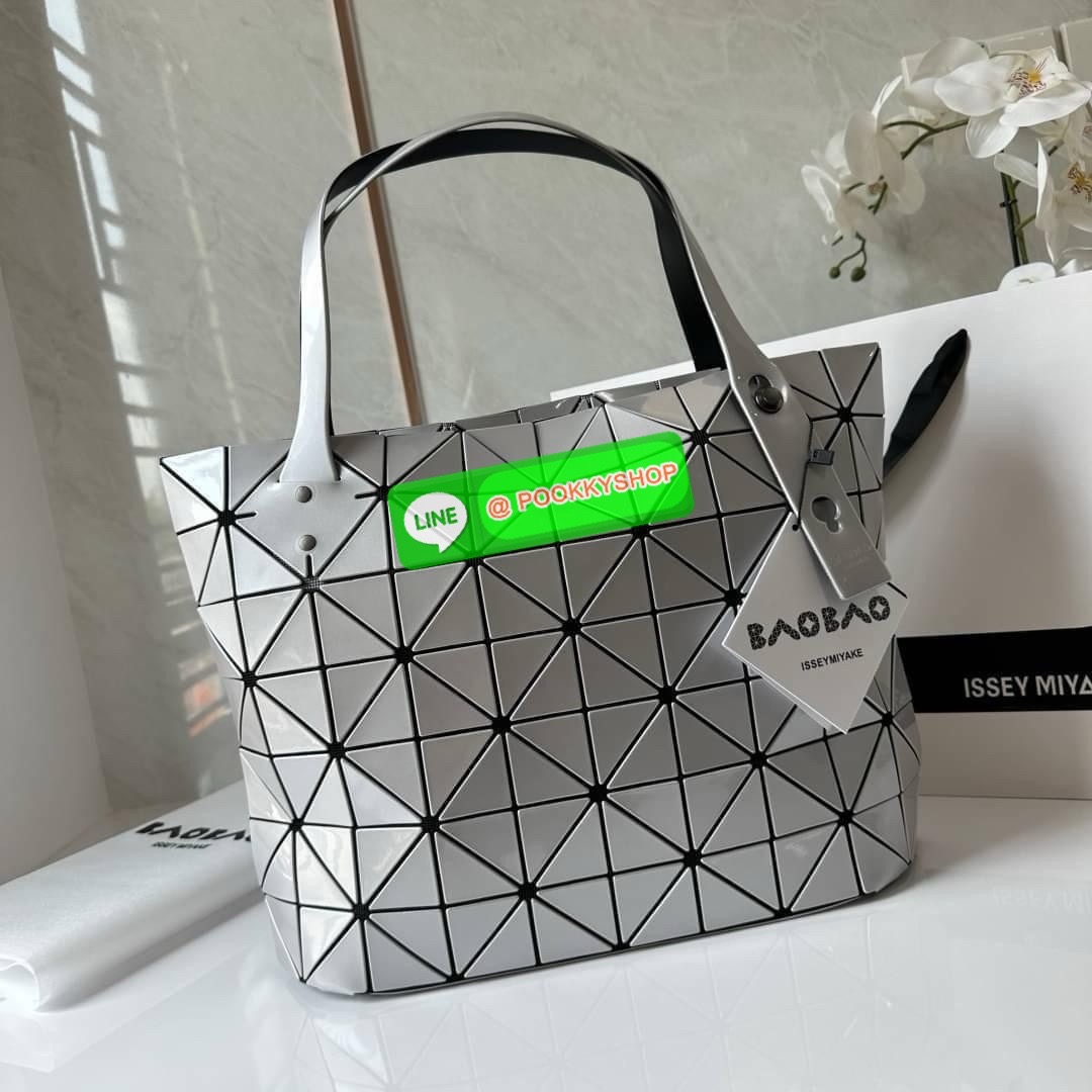 Bao bao Issey Miyake Rock Matte กระเป๋า Bao Bao ซีรีส์นี้จะเป็นทรงสี่เหลี่ยมผืนผ้าและทรงสี่เหลี่ยมจัตุรัส น้ำหนักเบา มีซิปปิดด้านบน ถือเป็นรุ่นที่เหมาะกับการใช้งานในชีวิตประจำวัน สามารถพับมุมและบริเวณด้านล่างของกระเป๋าเพื่อเพิ่มความสะดวกสบายในการใช้งาน ทั
