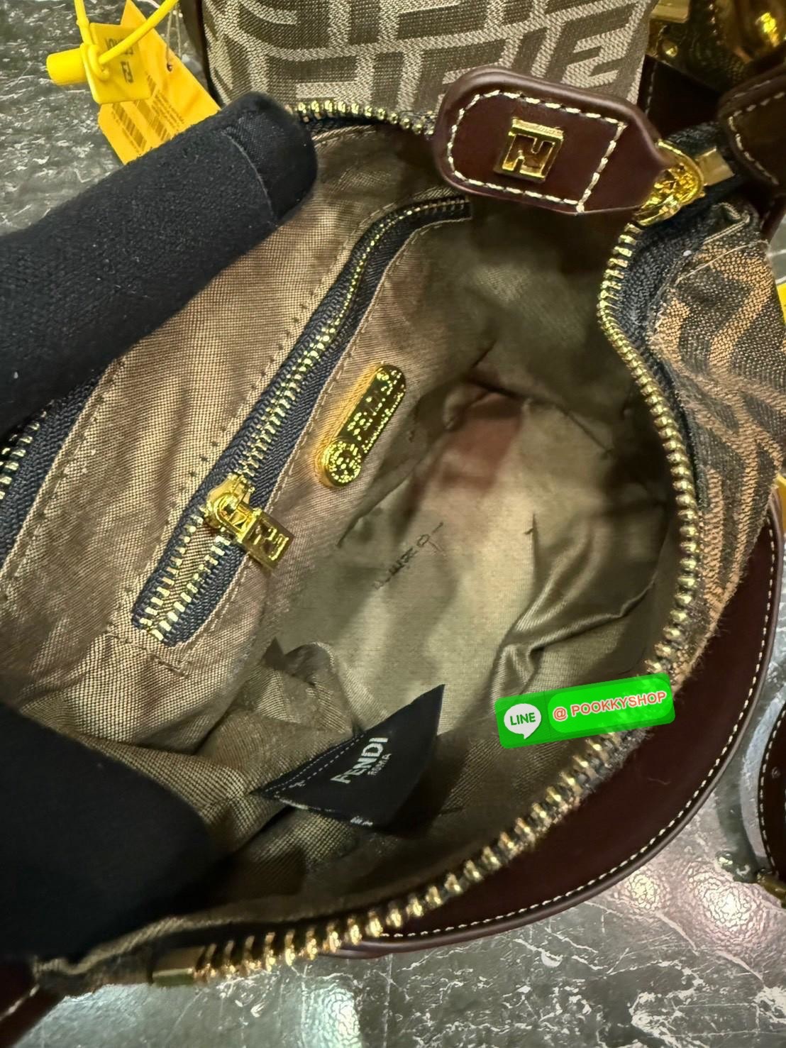 FENDI Mini Tobacco Monogram FF Logo Zucca Bag กระเป๋าสะพายไซส์มินิน่ารัก แมทชุดง่าย รุ่นสุดปัง แรงเกินต้านสุดๆ รูปทรงเป็นเอกลักษณ์ ดีเทลน่ารักด้วยตัวล็อคเปิดปิดคาดบนตัวกระเป๋า ทำให้ใบนี้ดูไม่น่าเบื่อเลย มีสายสั้น+สายสะพายไหล่ ปรับสายได้ ภายในเป็นช่องโล่ง