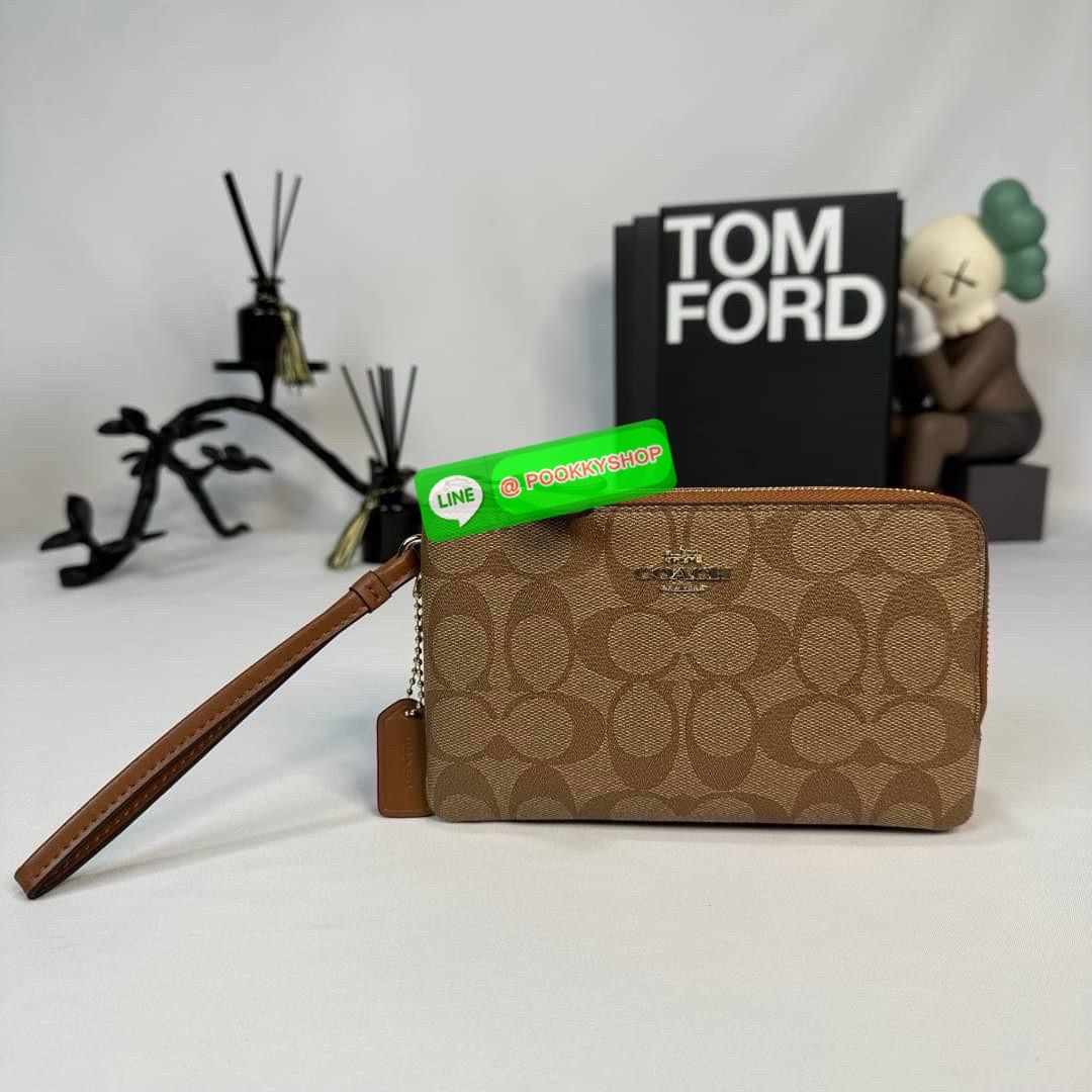 กระเป๋าคล้องมือ COACH 87591 DOUBLE CORNER ZIP WRISTLET IN SIGNATURE CANVAS (COACH 87591 ） กระเป๋าคล้องมือ2เซิปใหญ่ ลายCหนังและ ด้านในเป็นผ้า แบ่งเป็นช่องเล็กๆใส่เหรียญใส่แบงค์ใส่บัตร แล้วแต่จะใส่มีหลายช่อง ใส่โทรศัพท์ได้ทุกรุ่นพร้อมสายคล้องมือ