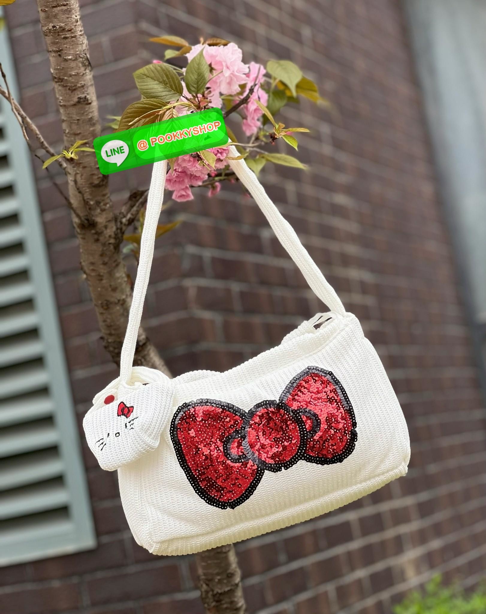 **สินค้าเข้าใหม่** New New New LIMITED EDITION GENTLEWOMAN X HELLO KITTY KNIT BAG มาพร้อมกระเป๋าใบลูกถักKitty ห้อยน่ารักๆด้วยหนึ่งใบ 🔖สินค้าพร้อมส่ง! น้องน่ารักไม่ไหวสำหรับรุ่นนี้ วัสดุผ้าKnitทั้งใบ สวยงามมากๆ ด้านหน้าเป็นกริตเตอร์สีแดงสวยโดดเด่นเ