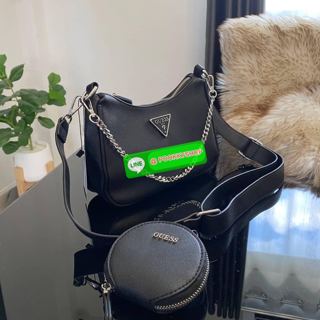 รุ่นใหม่ล่าสุด GUESS SHOULDER BAG ซื้อ1ได้ถึง2ไอเท็ม กระเป๋าพอชรูปทรงสวย เปิด-ปิดด้วยซิปด้านในโล่งกว้างมีช่องซิปใส่ของจุกจิก เพิ่มความน่ารักด้วย กระเป๋าใส่เหรียญใบเล็กทรงกลม เฝสามารถถอดใช้แยกได้ มาพร้อมสายโซ่สะพายไหล่ และสายสะพายยาวสามารถปรับระดับได้ฟรีไซ