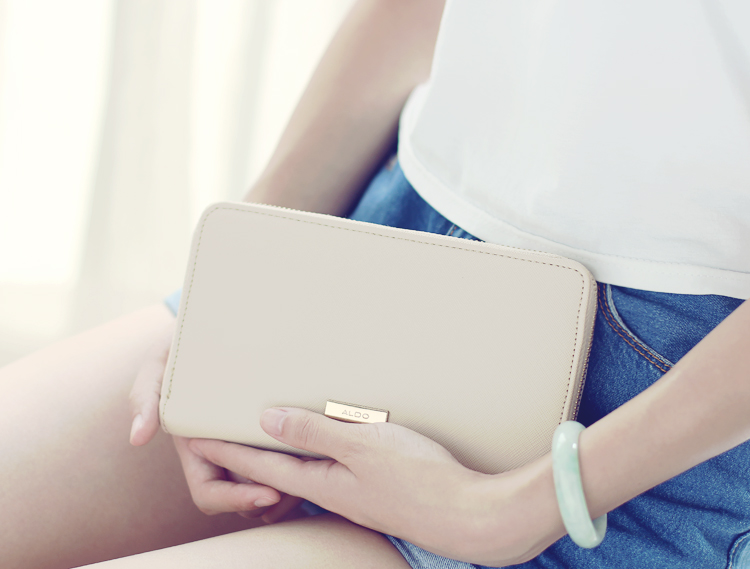 กระเป๋าสตางค์ Aldo กระเป๋าถือ สีครีม แบรนด์เนม Aldo แบรนด์หรูจาก แคนนาดา เนื้อสีครีม มีลายTexture ในตัว ช่องใส่ของใหญ่2ช่อง ช่องเสีบบัตร 2ด้าน