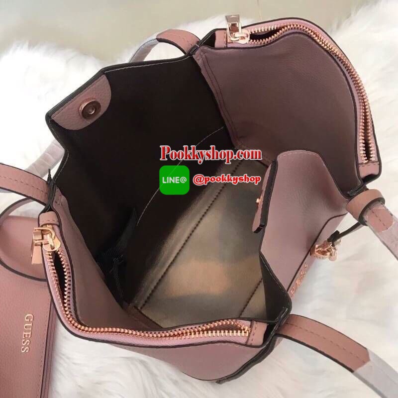 GUESS HEIDI HAMMERED EFFECT BAG 2 in 1กระเป๋าสะพายจาก Guess factory วัสดุ PU คุณภาพดี นิ่ม น้ำหนักเบา ด้านหน้าประดับด้วยโลโก้แบรนด์สุดหรู เปิดปิดกระเป๋าด้วยกระดุมแม่เหล็กและซิป ด้านในโล่งกว้างมีช่องสำหรับใส่ของด้านข้างกระเป๋าเพิ่มอีก2ช่องใช้งาน รุ่นนี้มาพ