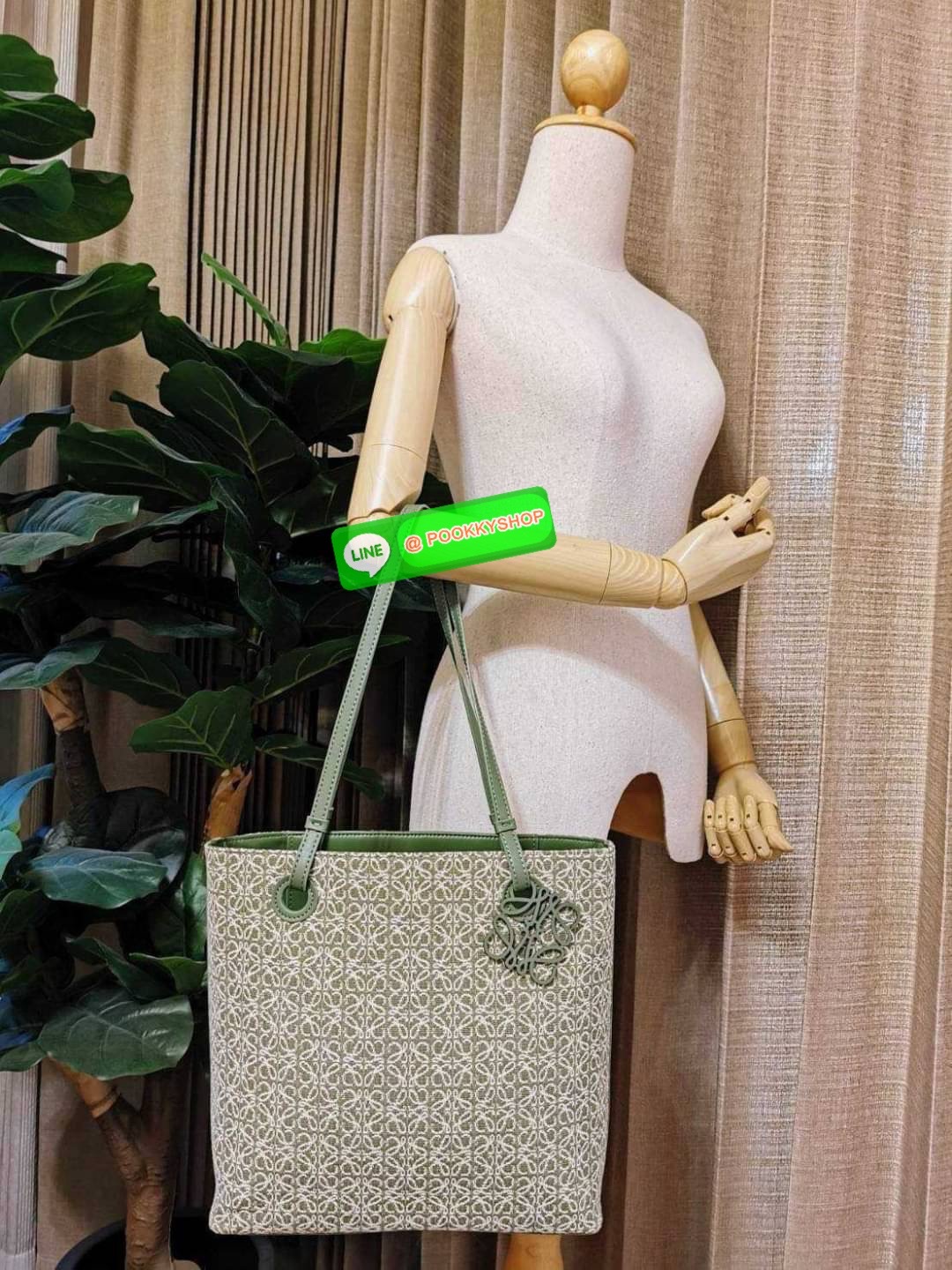 ✴️NEW ARRIVAL!✴️LOEWE ANAGRAM TOTE BAG VIP GIFT WITH PURCHASE GWP พรีเมี่ยมกิ๊ฟ Limited จาก LOEWE PERFUME DUTYFREE ไอเท็มใหม่! ดีไซน์สวยคงเอกลักษณ์ด้วยวัสดุ Anagram Canvas Jacquard Fabric ผสมผสานหนังแท้ Calfskin ลงตัวสุดคลาสสิค ขนาดกำลังดี น