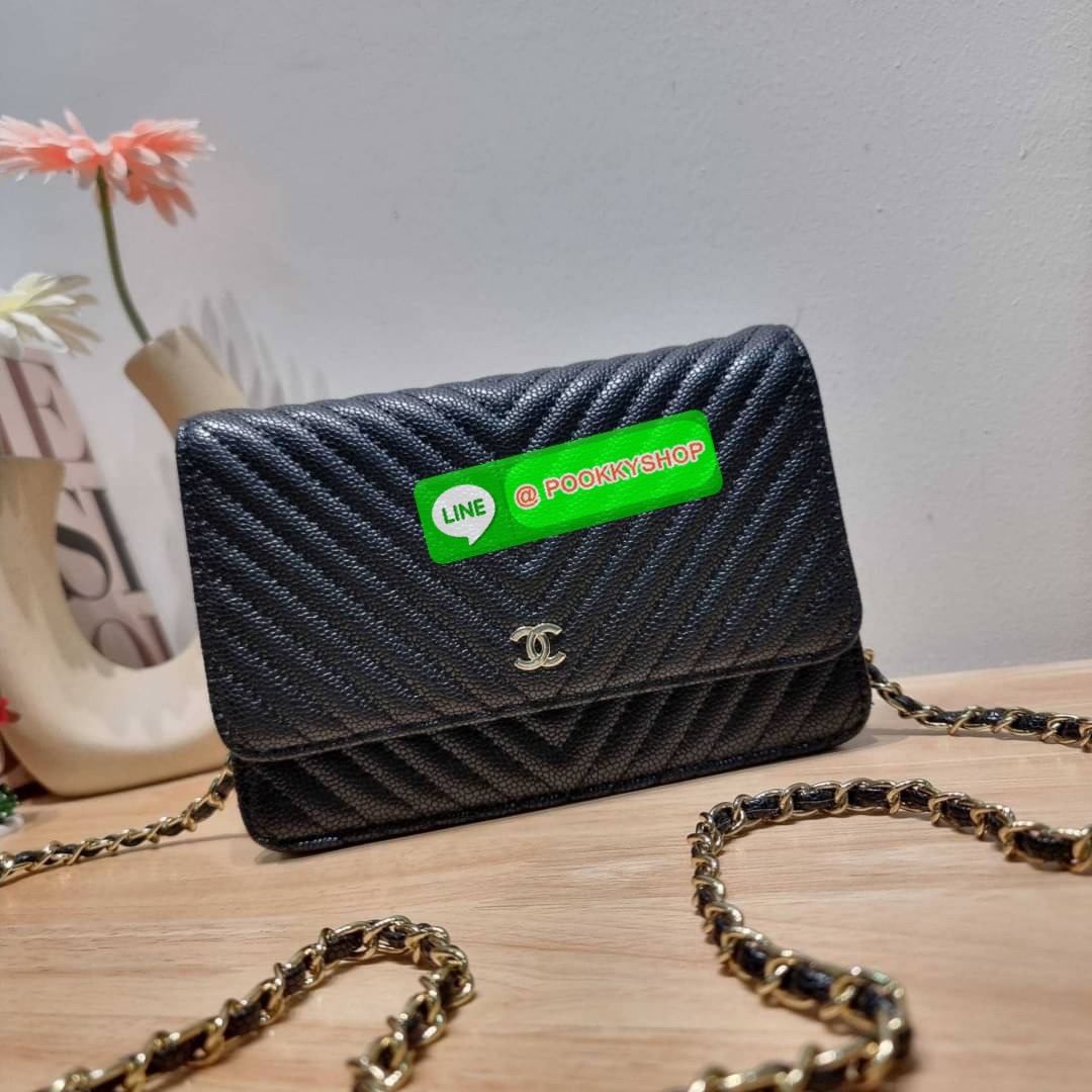 RESTOCK!! ลายวียอดฮิต Premium for gift จากแบรนด์ Chanel กระเป๋าสะพายข้างหนังลายคาร์เวีย มาพร้อมโซ่สะพายในตัว (ถอดออกไม่ได้) อะไหล่ทองเรียบหรู ดูผู้ดี้ ผู้ดี!! เปิด-ปิดกระเป๋าด้วยกระดุมแม่เหล็ก ภายในกระเป๋าเป็นช่องโล่ง มีช่องแยก 1 ช่อง ช่องซิปกลางอีกช่อง ส