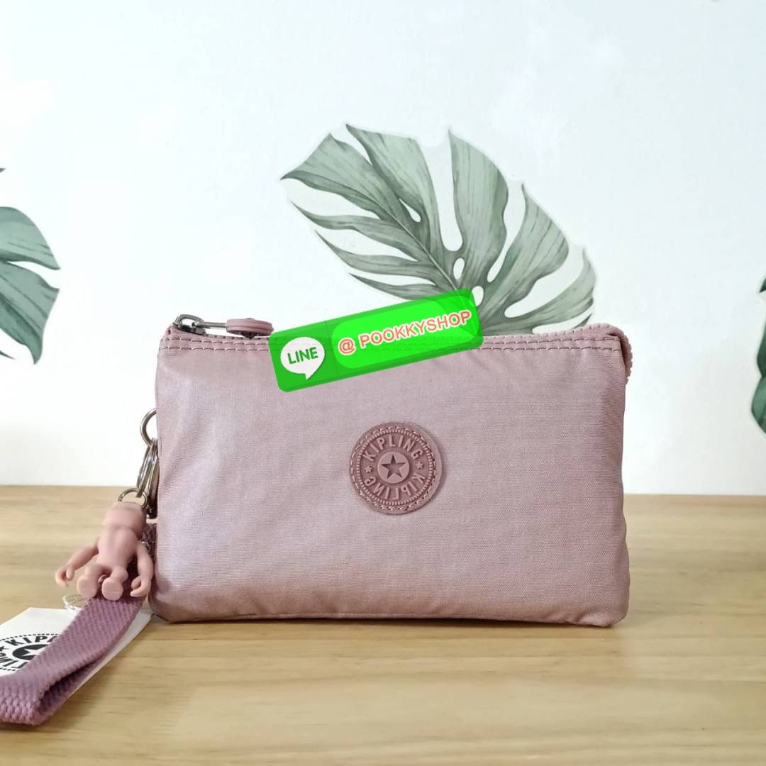 Kipling Creativity Large Pouch วัสดุ Nylon 100% กระเป๋าคล้องมือขนาดพอเหมาะ 7.25 นิ้ว พกพาสะดวก เปิด-ปิดด้วยซิปเดียวใช้งานง่าย ด้านในมีช่องกว้าง 2 ช่องและช่องซิปเล็กตรงกลางอีก 1ช่อง ใช้งานได้สะดวก สามารถใส่มือถือ 7.5 นิ้วได้ กุญแจรถ ธนบัตรได้ ล็อตนี้มาพร้อ