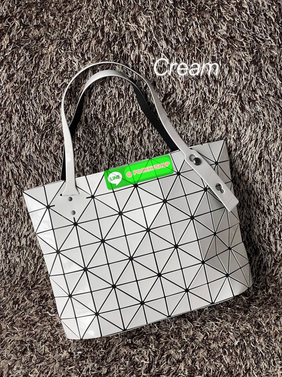 💕 Bao Bao Issey Miyake ROCK MATTE ซีรีส์นี้จะเป็นทรงสี่เหลี่ยมผืนผ้า มีซิปปิดด้านบน ถือเป็นรุ่นที่เหมาะกับการใช้งานในชีวิตประจำวัน สามารถพับมุมและบริเวณด้านล่างของกระเป๋าเพื่อเพิ่มความสะดวกสบายในการใช้งาน ทั้งยังช่วยให้วางกระเป๋าในแนวตั้งได้อีกด้ว