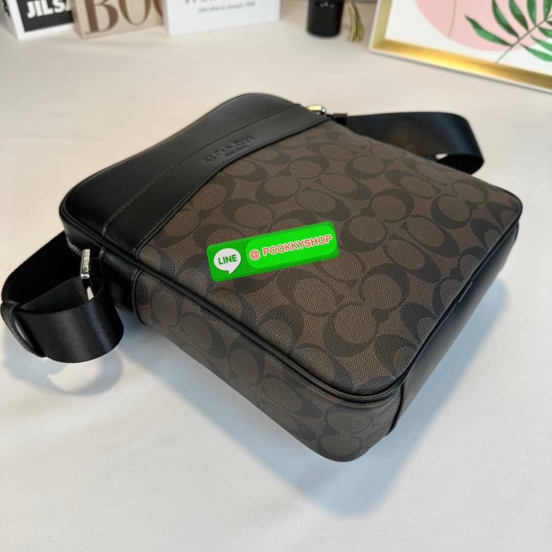 กระเป๋า Coach CHARCOAL/BLACK (COACH F54788) กระเป๋าสะพายซิกเนเจอร์เคลือบ PVC พร้อมขอบหนังปิดด้วยซิป ซับในผ้าด้านนอก: กระเป๋าแบบเปิดด้านหน้าหนึ่งช่องและกระเป๋าแบบเปิดด้านหลังหนึ่งช่อง ด้านในมีซิปและกระเป๋าเอนกประสงค์ สายปรับได้สำหรับสะพายไหล่หรือสะพายข้าง