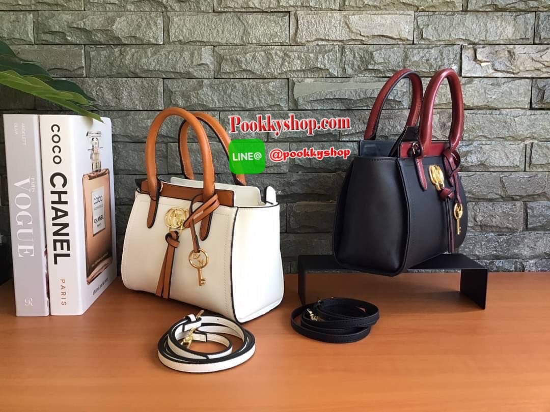 New Collection!!! LYN CROSSBODY BAG กระเป๋าสะพายไหล่ / กระเป๋าถือ ทรงปีกคอลเลคชั่นใหม่ สีทูโทน สวยโดดเด่น(!!)มาพร้อมกับรูปทรงดีไซน์สุดคลาสสิค ตกแต่งด้านหน้าห้อยพวงกุญแจ Lyn สุดเก๋ มาพร้อมกับสายสะพายยาวปรับระดับได้ เปิดปิดด้วยซิป ภายในโล่งกว้าง แยกเป็นสัดส