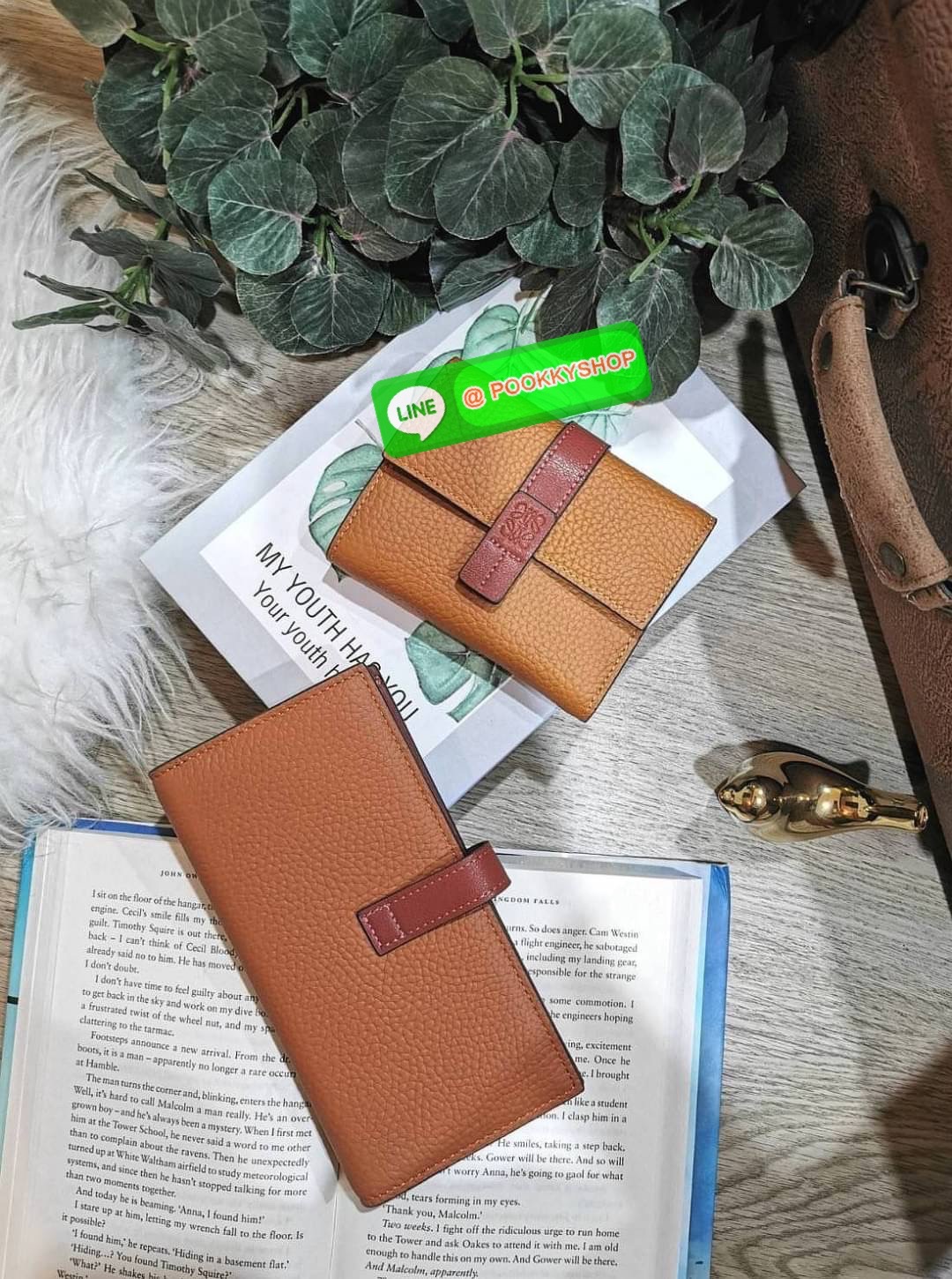 ✴️Don't Miss!✴️NEW! LOEWE SHORT WALLET VIP GIFT WITH PURCHASE กระเป๋าพรีเมี่ยมกิ๊ฟ Limited จาก LOEWE DUTYFREE COUNTER วัสดุหนังแท้เทคเจอร์สวยอยู่ทรงปั้มโลโก้แบรนด์ด้านหน้าเปิดปิดด้วยกระดุม ภายในมีทั้งช่องใส่รูป ช่องใส่ธนบัตร ใส่แบงก์พัน