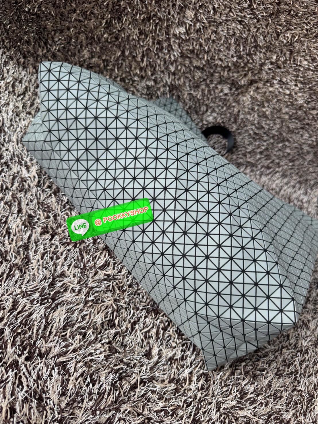 Baobao Issey Miyake Cart geometric L tote bag รูปทรงที่สร้างขึ้นโดยบังเอิญ' เสื้อผ้าที่มีโครงสร้างและได้รับการออกแบบทางวิศวกรรมอันเป็นเอกลักษณ์ของแบรนด์ ส่งต่อไปยังเครื่องประดับที่น่าประทับใจและไร้กาลเวลาเหล่านี้ กระเป๋าโท้ต Cart ประดิษฐ์ขึ้นจากการตั