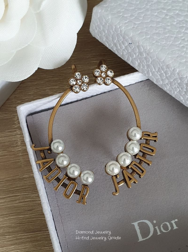 Christian Dior Earring ต่างหูคริสเตียนดิออ งานคล้องหู คอลเลคชั่นใหม่ล่าสุด อะไหล่ทอง รับรองสวยวิ้งมากกกกก งานดี ตัวเรือนเงาวิ้งมากๆคะรับประกันความพอใจเลยค่ะ ตัวเรือนสีทองดูหรูมากๆค่ะ ใส่ออกมาน่าร๊ากกกก จัดเลยคร่าา สาวห้ามพลาดดาราเซเลปใส่กันเยอะมากๆคร่าา