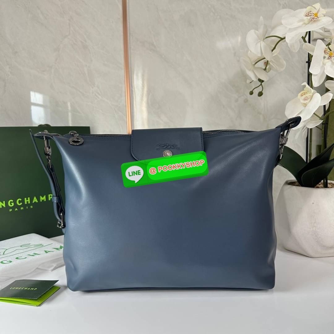 LONGCHAM LE PLIAGE XTRA Hobo bag M กระเป๋าสะพายไหล่ HOBO ออกแบบเพื่อให้ดูเรียบหรูหรา มีความสง่า รูปทรงเก๋ไก๋ วัสดุหนังแกะนิ่มมือ สายสะพายไหล่ปรับระดับได้และถอดออกถือได้ เปิด- ปิด ด้วย ซิป ภายใน ช่องโล่งกว้าง มีช่องซิปแยก ใบใหญ่สามารถใส่ของได้เยอะคะ