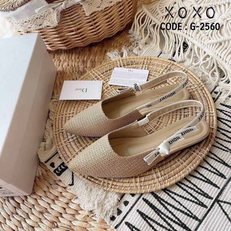 คัชชูหน้าวี เก็บทรงขาเรียวยาว มีมิติ ขาเรียวยาว วัสดุผ้ากระสอบ นุ่ม ใส่สบาย ด้านหลังเป็นสายปักลาย Christian Dior ปลายยางยืด สวยเก๋