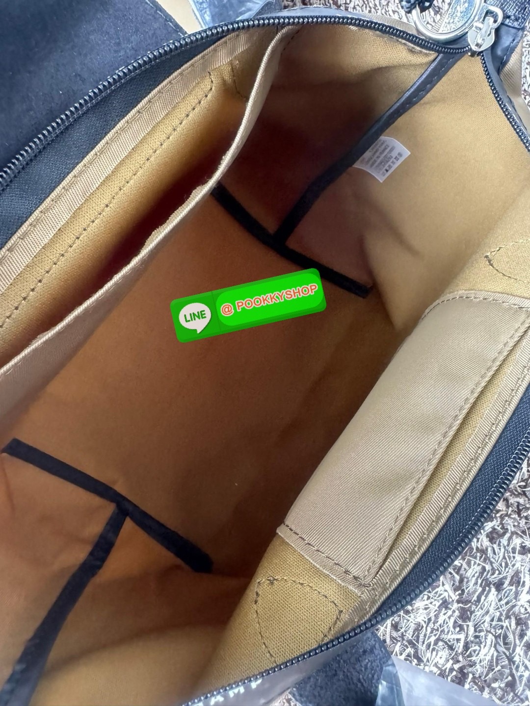 Longchamp LE PLIAGE ENERGY S HANDBAG LE PLIAGE รีไซเคิล ECONYLสไตล์สปอร์ต ทันสมัย และใช้งานได้จริง น้ําหนักเบา กระเป๋าใบนี้เป็นเครื่องประดับที่มีเสน่ห์ในอุดมคติที่จะติดตามคุณในทุกกิจกรรมยามเย็นของคุณ มาพร้อมกับสายสะพายไหล่ปรับได้ สามารถพกพาได้ ทั้งแบบถือแ