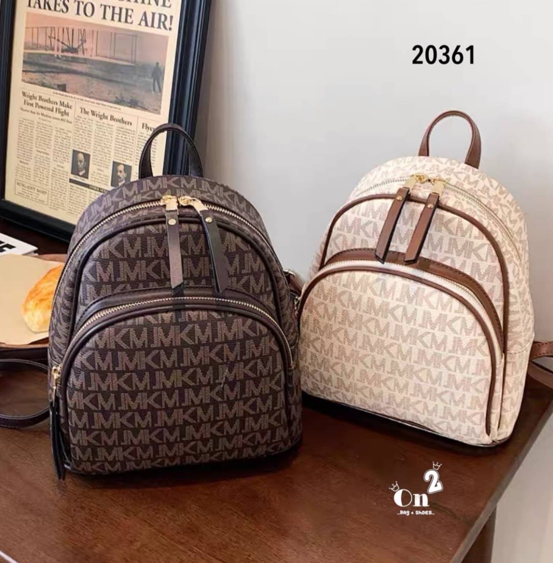 กระเป๋าสะพายเป้แฟชั่นมาใหม่ งานสไตล์แบรนด์ งานซิปมี 2 ช่องใช้งาน ขนาดกำลังดีน่าใช้มากค่ะ พร้อมส่งค่า