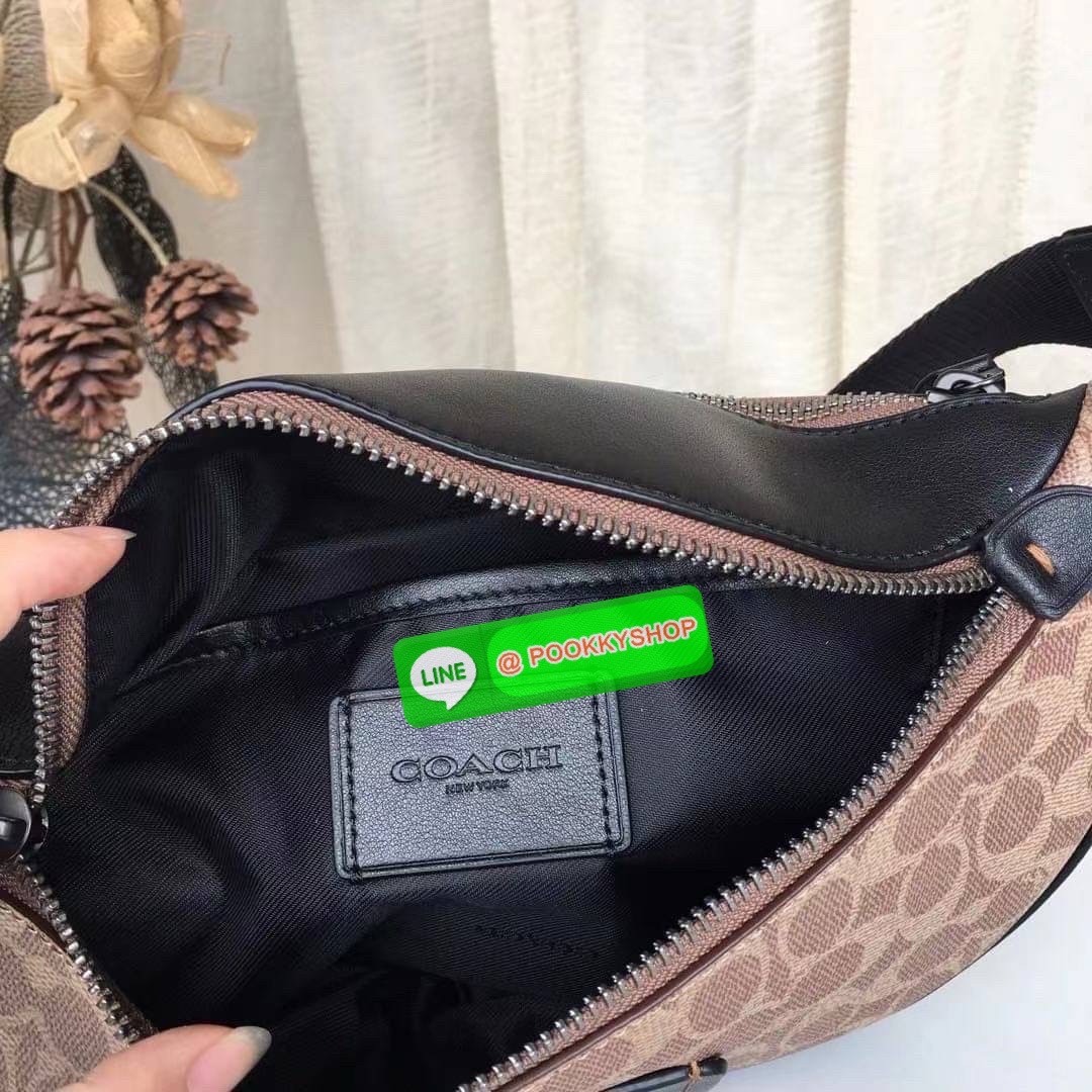 Coach 40345 Rivington Belt Bag In Signature Canvas สายแฟต้องร้องว้าว “ลายมีอยู่ทั่วไป…แต่ลายที่มี C อยู่ด้วย ใครเห็นก็รู้ว่า ‘เท่แบบ Coach’” Coach Charter Belt Bag ลาย C สุดเก๋ ทรงโค้งครึ่งวงรี คาดอกได้เท่ คาดเอวก็เก๋ ใครใส่ก็หล่อดูดี มีเอกลักษณ์เฉพาะตัว!