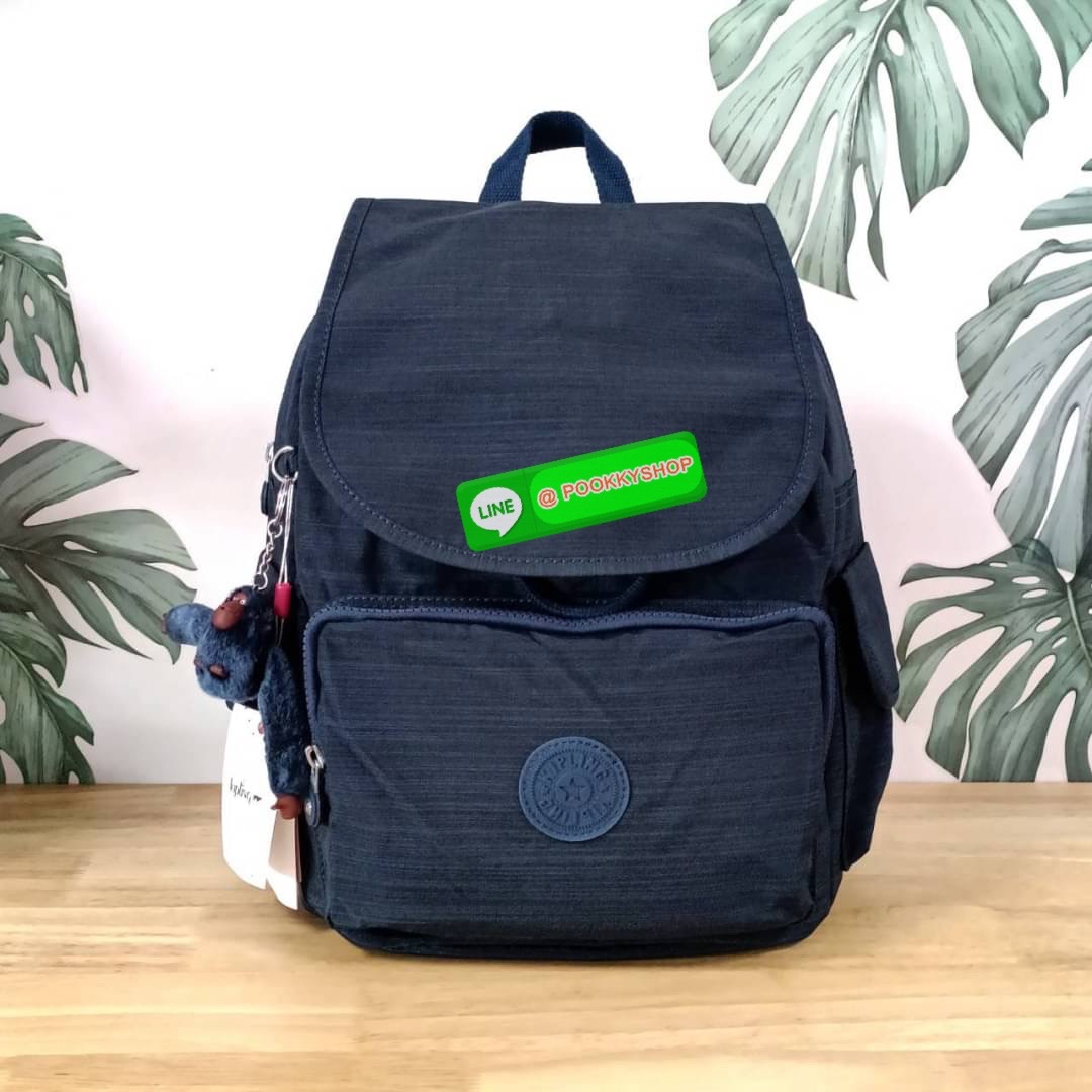 Kipling City Pack Medium Backpack กระเป๋าเป้ Kipling ขนาดกลาง วัสดุ Polyester 100% มีหูหิ้วด้านบน -ด้านหลัง มีซิปหลัง 1ช่องลึก -ด้านข้างมีช่องใส่ของเล็กน้อยทั้ง 2 ด้าน เปิด-ปิด ด้วยกระดุมแม่เหล็ก -ด้านหน้ามีช่องซิปใส่ของแยก 1 ช่อง และ ช่องปรับขนาดด้วยสายล