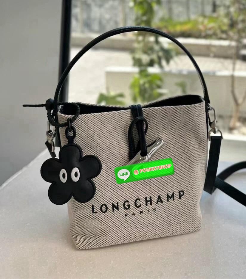 พร้อมส่งที่ไทยอีกครั้ง Longchamp Roseau Bucket Bag S กระเป๋ารุ่นถังไซส์มินิ ที่ขายดีที่สุดในตอนนี้ ตัวกระเป๋าทำจากผ้าแคนวาสเนื้อดี คาดด้วยหนังสีดำ ใบนี้เปิดปิดด้วยตัวคาดยึดด้วยอะไหล่สีเงิน ด้านในใส่ไอแพดมินิ กระเป๋าสตางค์ยาวได้ พร้อมกับหนังรองฐาน สามารถวา