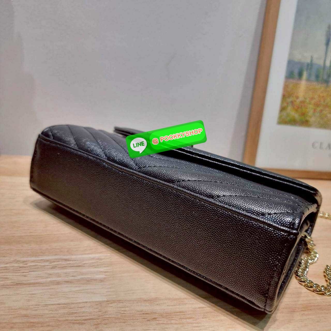 🔆 Model YSL clutch bag with chain ไม่เคยผิดหวังจริงๆ!! กับรุ่นที่สาวๆรู้กัน กระเป๋าสะพายพรีเมี่ยมกิ๊ฟ จากเคาน์เตอร์ vip dutyfree ทรง woc สุดฮอต ดีไซน์เรียบหรู โดดเด่นด้วยโลโก้ด้านหน้า เพิ่มดีเทลความผู้ดี ใช้งานง่ายเพียงแค่เปิด-ปิดด้วยกระดุมแม่เหล็