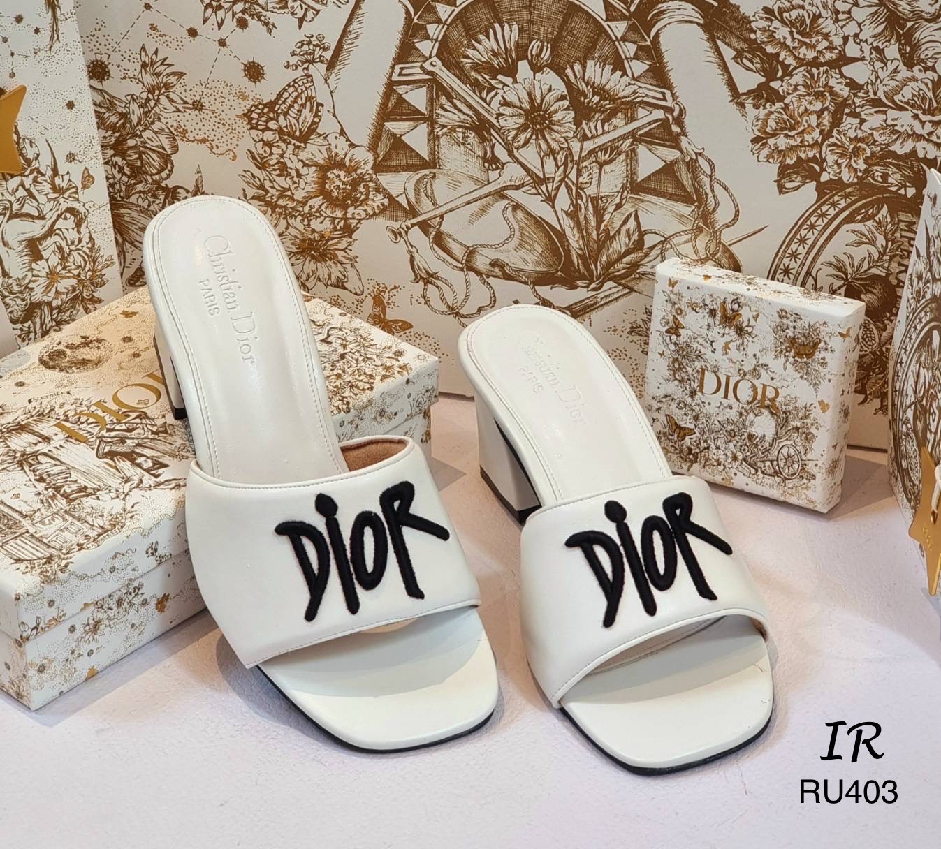 แบบขายดี!!! พร้อมส่ง สิ้นสุดการรอคอย สาวๆที่ถามหารองเท้า Dior เราเป็นเจ้าแรกที่ทำรุ่นนี้ออกมาเลยนะค่า ส้นสูงสวมหนังนิ่มงานปักอักษรด้านในเสริมนวมกำมะหยี่หนานุ่มปั้มแบรนด์ 3 นิ้ว พื้นหนางานดี อย่ารอช้าสั่งเลยน้า