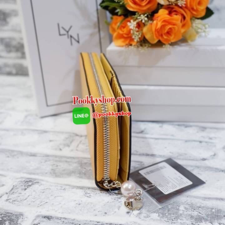 Lyn กระเป๋าสตางค์ใบยาว ด้านหน้าปั๊มโลโก้แบรนด์ แต่งโลหะทอง ด้านในมีช่องใส่บัตรเยอะมาก และมีช่องซิบ ตัวจับซิบแต่งไข่มุกเม็ดโตๆห้อยป้ายโลหะปั๊มโลโก้แบรนด์ด้วยสวยมากเกินหน้ามากค้าาา
