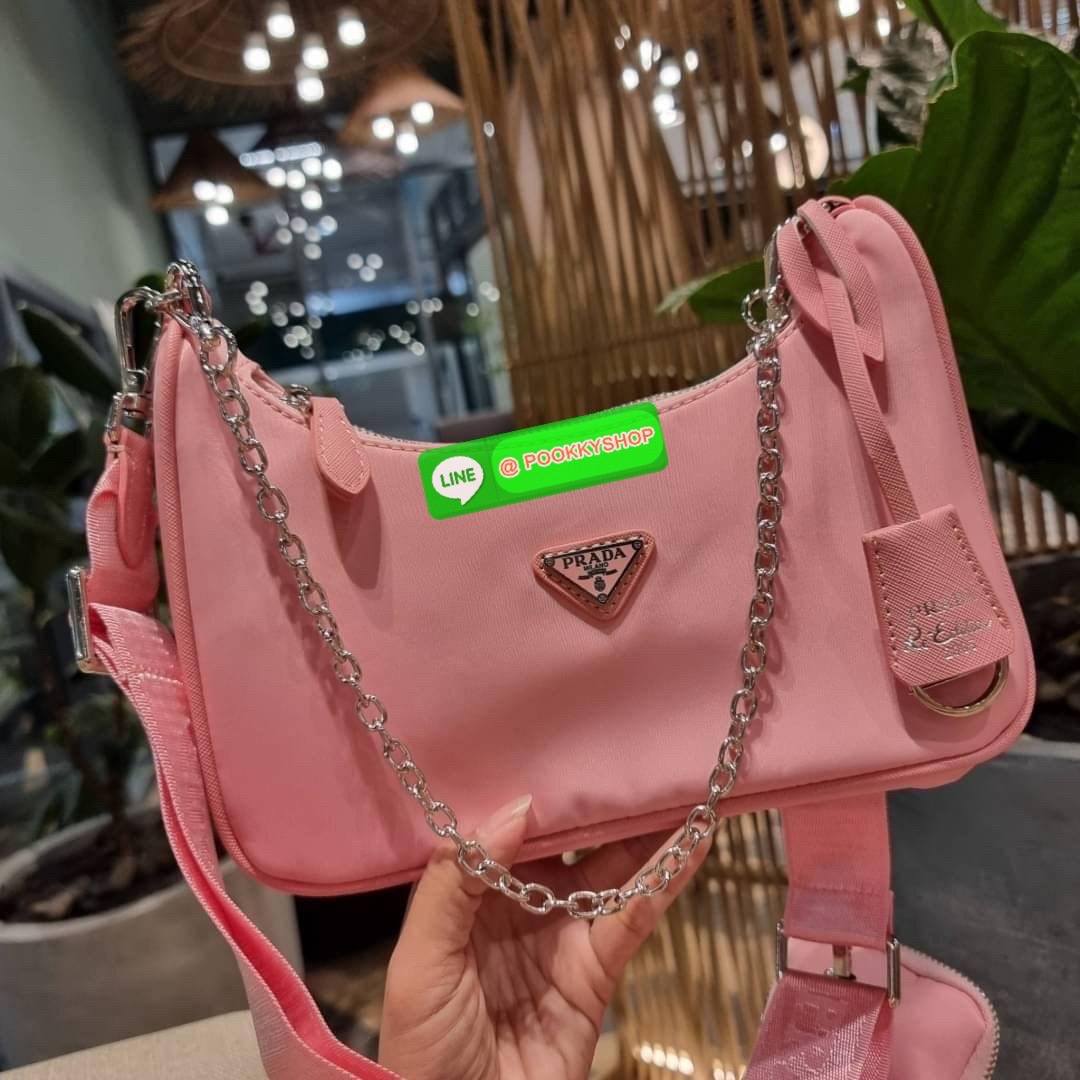 PRADA RE-EDITION 2005 RE-NYLON SHOULDER BAG ไอเท็มสุดปัง ที่ฮิตตลอดกาลไม่ว่าจะปีไหนๆ จัดให้ครบทั้งสีขายดีและสีใหม่ล่าสุด ที่สายคุณหนูห้ามพลาด!! กับกระเป๋าสะพายทรงคลาสสิค เหมาะเป็น everyday bag มากๆ วัสดุผ้าไนล่อนคุณภาพ พร้อมใบลูก ไว้ใส่เหรียญ ใส่กุญแจได้ส