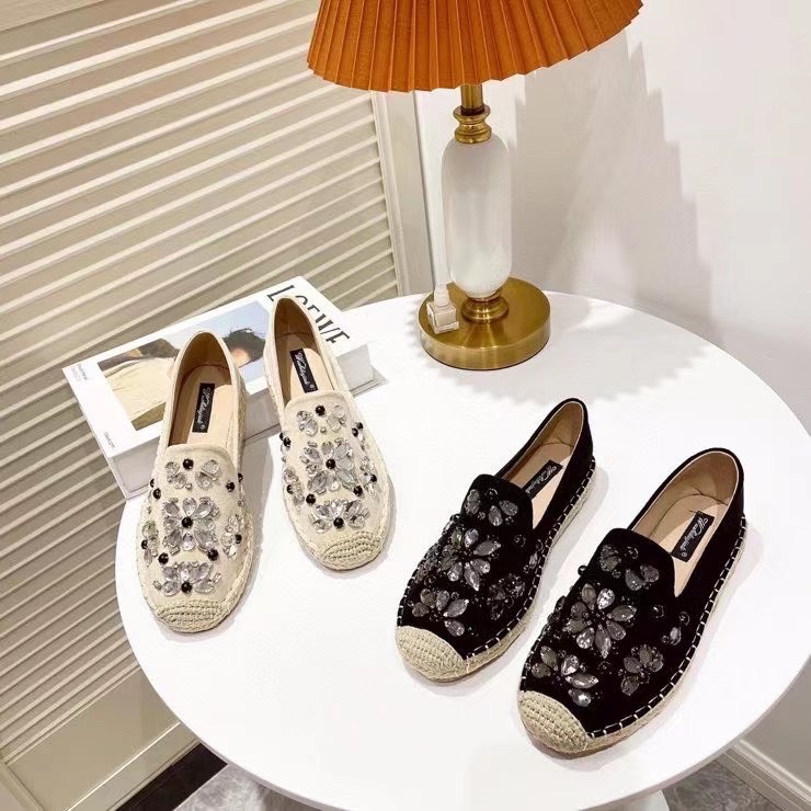 งานใหม่ พร้อมส่งค่า slip on shoes งานสวยๆพร้อมเสิร์ฟจ้า ตัวนี้ห้ามพลาด รองเท้าslip on งานปักเพชรเวอร์วัง งานสวย ทรงสวย แมตช์กับกางเกง👖หรือกระโปรง👗ก็ได้ค่ะ ใส่สบาย แม่ค้าคอนเฟริม ห้ามพลาดเลยจ้าตัวนี้แนะนำ อย่าช้ารีบเลย