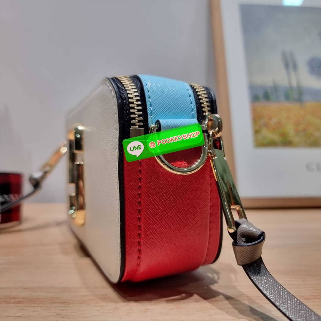 MARC JACOBS THE SNAPSHOT CAMERA BAG ไอเท็มยอดฮิตที่โดดเด่นเป็นเอกลักษณ์ กับกระเป๋าสะพายข้างสุดปัง เรียกได้ว่าไม่ซ้ำใคร!! วัสดุหนังวัว สวยอยู่ทรง เปิด-ปิดกระเป๋าด้วยซิป มีซิปหลัก 2 ช่อง แบ่งสัดส่วนไว้ดีมาก มาพร้อมสายสะพายสปอร์ตเส้นใหญ่ ที่ออกแบบโทนสีมาให้เ