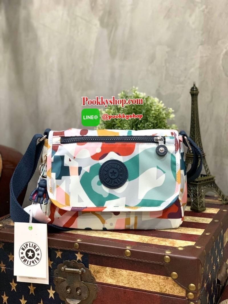 Kipling Sabian Shoulder Bag จาก Disney Frozen Series Collection วัสดุ Polyester ทรงครอสบอดี้ สไตล์สุดฮิตกับการใช้งานที่ง่าย หยิบจับของได้อย่างสะดวกสบาย เปิดปิดด้วยกระดุมแม่เหล็กและซิปด้านใน เพิ่อความปลอดภัย ลายผ้าบุด้านในดูมีดีเทล สายสะพายปรับได้ฟรีไซส์ ป