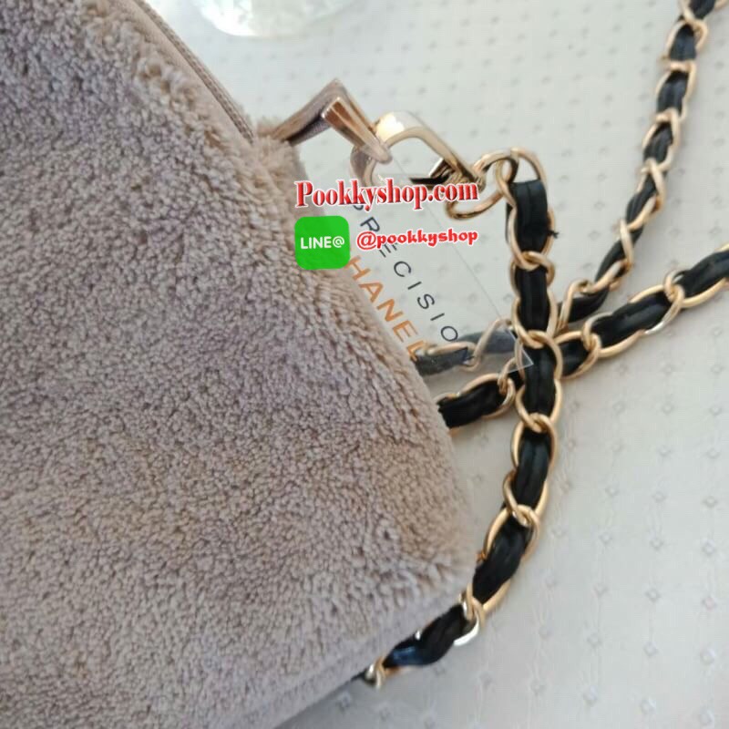 New Arrival!! อีกหนึ่งทรงสวยหรู ถือออกงานได้เลยคะ กับรุ่นนี้คะ Chanel Precision wolf crossbody bag with chain กระเป๋าทรงโดมผ้าวูฟขนนุ่มเต็มใบ ด้านหน้าปักโลโก้CC หนังแก้วสวยหรู ด้านในเปิดปิดด้วยซิปบุผ้าสีน้ำตาลปั้มแบรนด์สวยหรู ใส่กระเป๋าสตางค์ยาวได้ สายโซ่