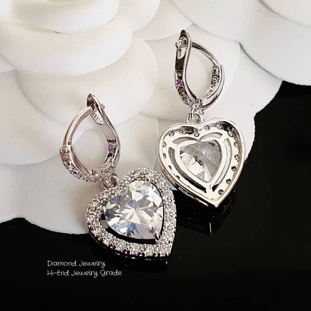 New Arrival !!!!!! ต่างหูเพชร CZ แท้ ห่วงเพชร งานสวยหรู เพชรละเอียด มีไฮโซมากๆค่ะ ดีไซส์สวย รุ่นนี้การันตีความสวยเลยนะคะ เพชรวิ้ง เพชรเยอะ เพชรละเอียดม้ากกกก