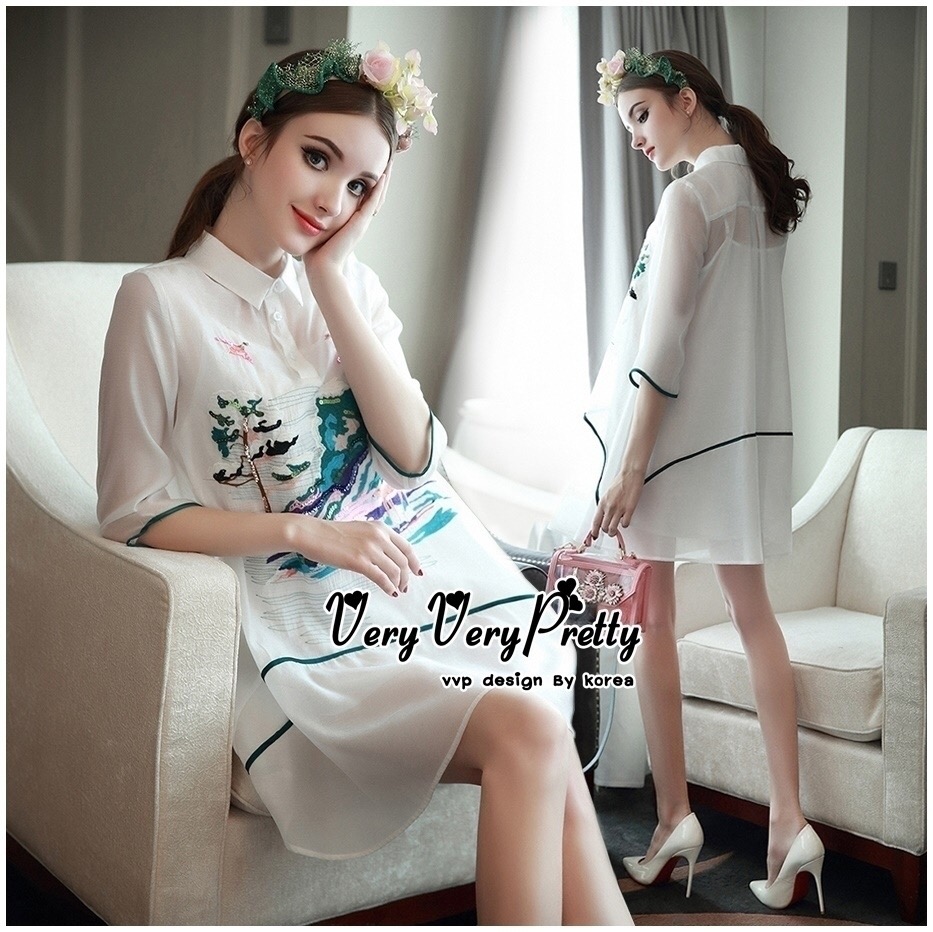 Luxurious White Silk Embroidered Shirt Dress เดรสเชิตงานปักสไตล์วินเทจสวยมากค่ะ งานคอเชิตทรงปล่อยแขนสามส่วน เพิ่มลวดลายให้สวยหรูด้วยงานปักพร้อมเย็บเกล็ดสีเพิ่มความวิ้งสวยให้กับงานปักด้วยนะคะ ตัดต่อผ้าสีดำตัดขอบให้กับแขนและช่วยลำตัวของเดรส เนื้อผ้าซีลล์ผสม
