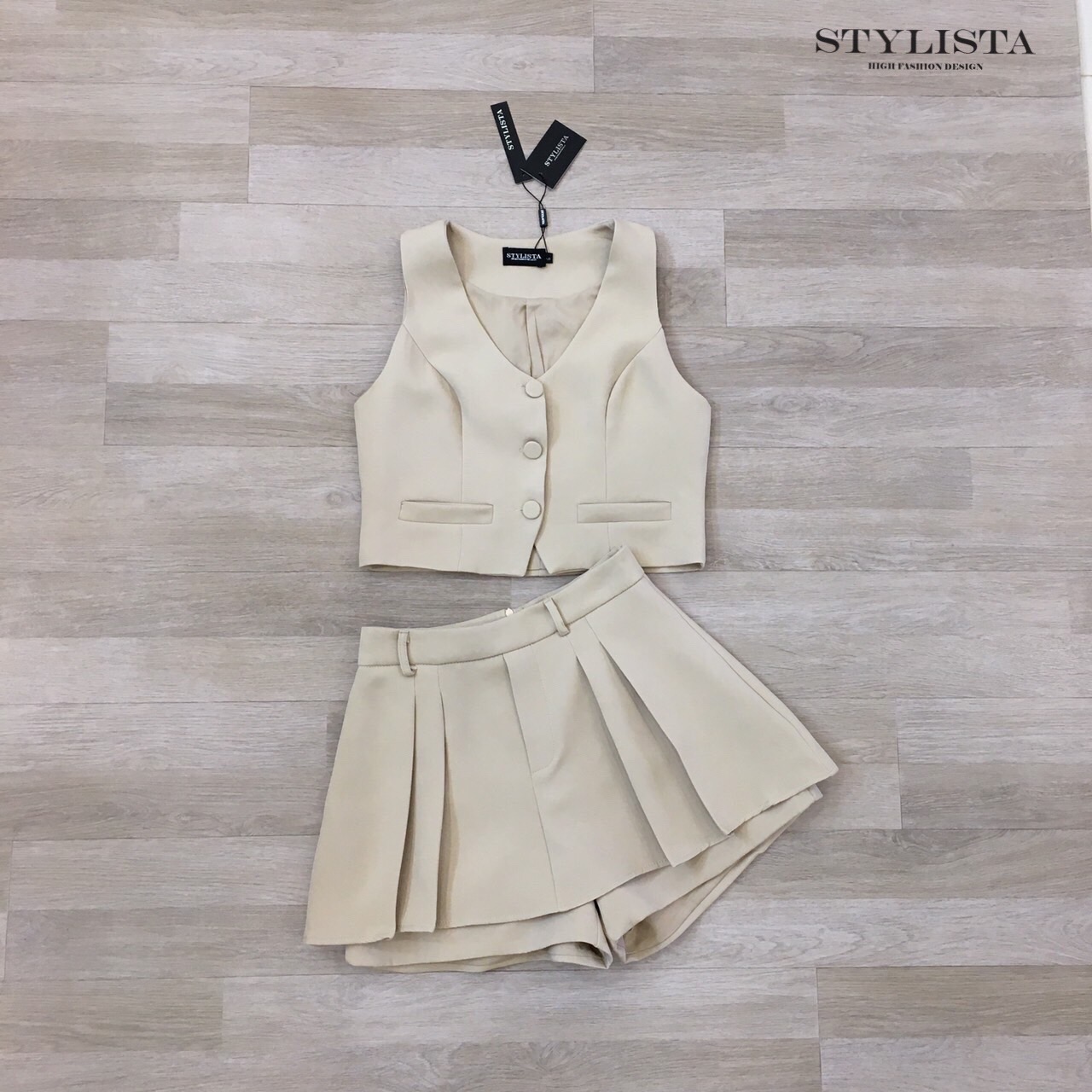 ชุดเซทแฟชั่น เซตเสื้อเบลเซอร์แขนกุด + กางเกงขาสั้นจีบหน้า