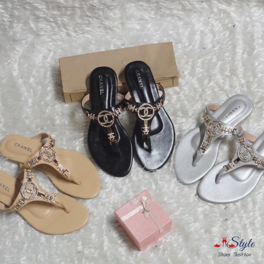 พร้อมส่ง รองเท้าแตะลำลอง แบบหูหนีบ วัสดุทำจากหนังนิ่ม งานเย็บดี นิ่ม เบา ใส่สบายมาก พื้นอย่างดี ใส่แล้วสวยฝุดๆ ใส่ได้ทุกโอกาส สาวควรมีไว้ติดบ้านสักคู่น๊าาา...