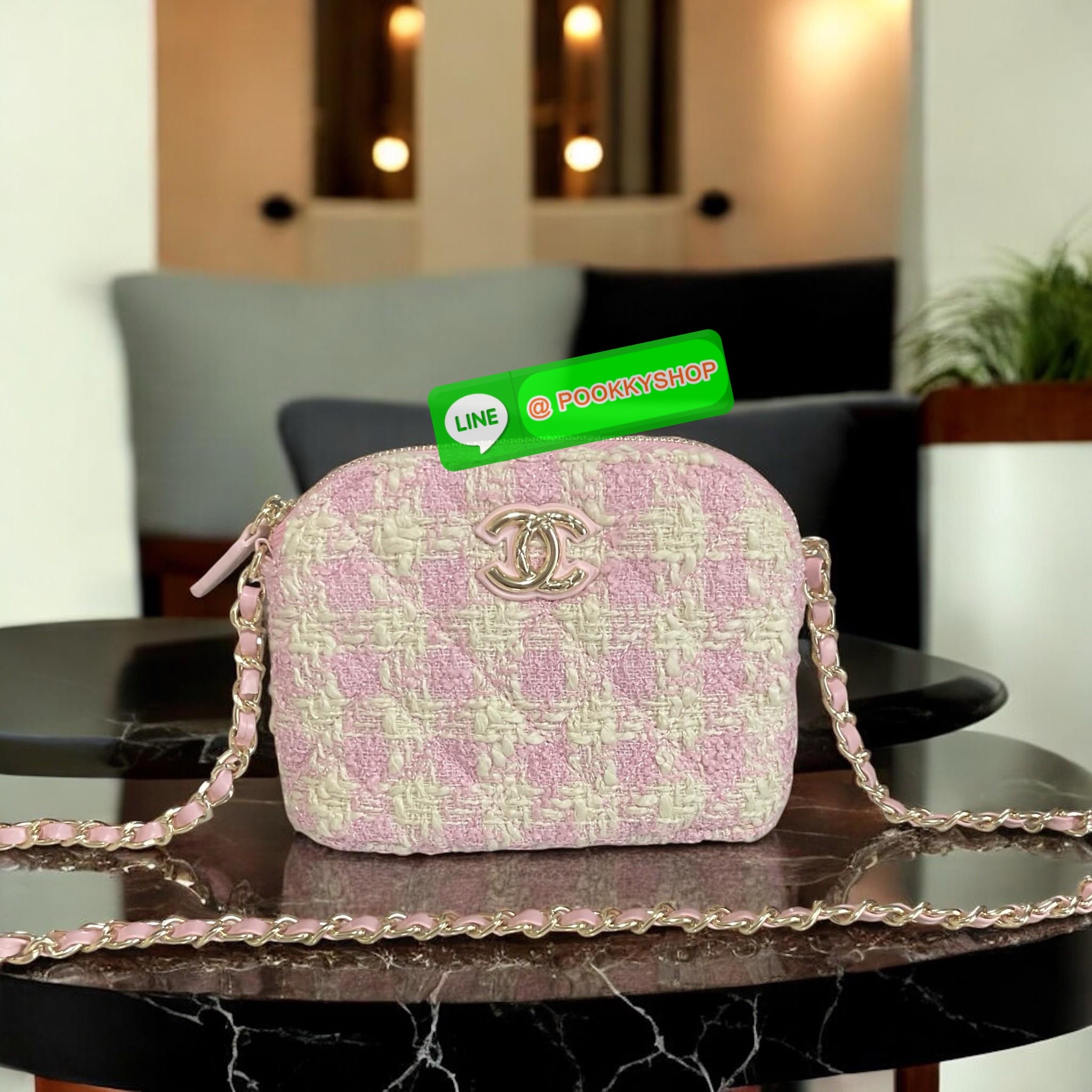 พร้อมส่งรุ่นใหม่! สายหวานมาแล้วกับกระเป๋าสะพายครอสบอดี้ CHANEL TWEET CROSSBODY WITH CHAIN BAG สินค้าสมนาคุณ ผ้าทวีตเต็มใบ ทรงสวยหรู ด้านหน้ามีโลโก้แบรนด์ CC สีทองหรู เปิดปิดด้วยซิป ด้านในใส่มือถือได้ทุกรุ่น ลิปสติก แบงค์พับ พร้อมช่องใส่บัตรหยิบได้สะดวก มา