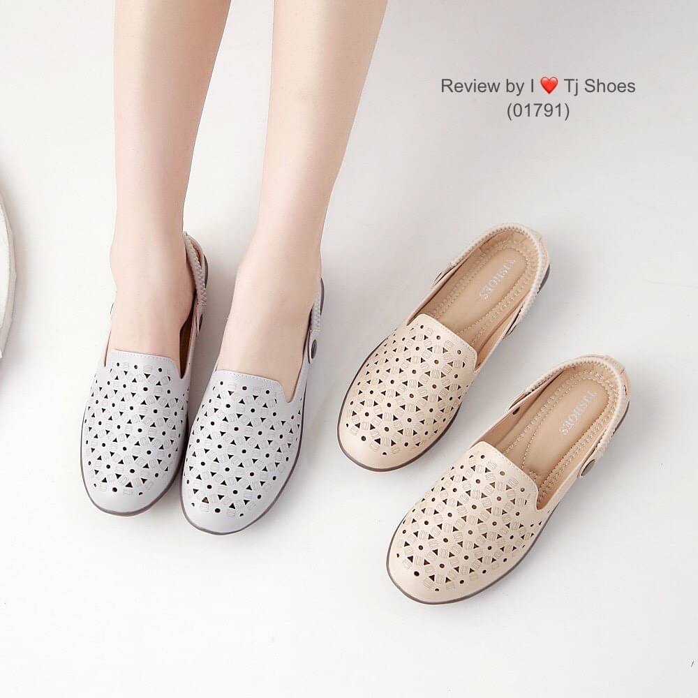 พร้อมส่งรองเท้าเพื่อสุขภาพ ที่ทั่งเกร๋ทั้งน่ารักสุดๆ รองเท้ารุ่นนี้เป็นงานสั่งทำพิเศษ หนังนิ้มนิ่ม ฉลุลายน่ารักๆ มีรูระบายอากาศใส่แล้วเท้าไม่อับ สายยางยืดปรับขึ้นลงได้ ใส่ได้ 2 แบบ น้ำหนักเบา ใส่นุ่มเดินทั้งวันได้สบายมากๆ ส้นยางเกรดพรีเมี่ยมอย่างดี แมทกับ