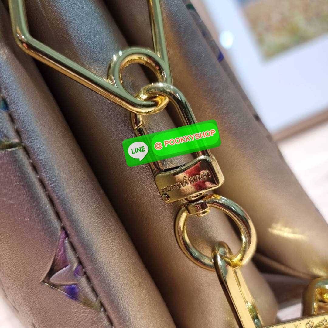 NEW IN!! LV HANDLE POUCH MONOGRAM LIMITED EDITION กระเป๋าสะพายกึ่งคลัชท์ สุดล้ำ ดีไซน์ใหม่ สีลิมิเต็ด ล่าสุดจากเคาน์เตอร์ duty free มาแรงมาก ด้วยความสวยปังตั้งแต่แรกเห็น วัสดุหนังแกะปั๊มลายสวย มาพร้อมสาย 2 เส้น เชิดๆสับๆ มีสายโซ่ที่มีดีเทลละเอียดไม่ซ้ำ แล