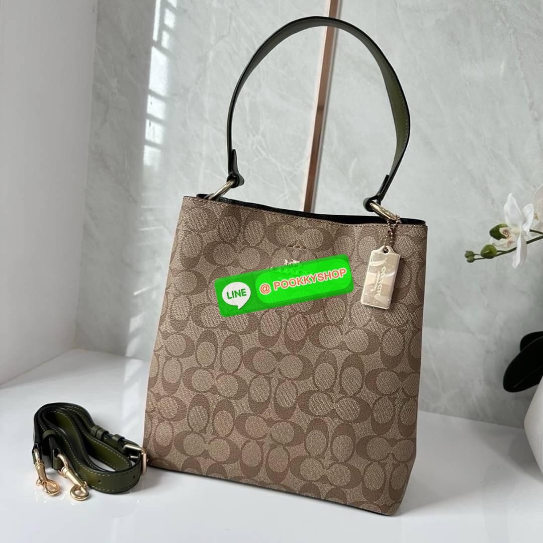 COACH TOWN BUCKET BAG IN SIGNATURE CANVAS (COACH 91512) 🔖 กระเป๋าสะพาย/ถือบัคเกต รุ่นคลาสสิคตลอดกาลไม่เอ้าท์ 🔖วัสดุ: แคนวาส ตัดหนังแท้ 🔖เปิด-ปิด กระเป๋าด้วยกระดุมแม่เหล็ก ภายในช่องโล่ง มีช่องซิปแบ่งตรงกลาง แยกเก็บของได้อย่างเป็นสัด