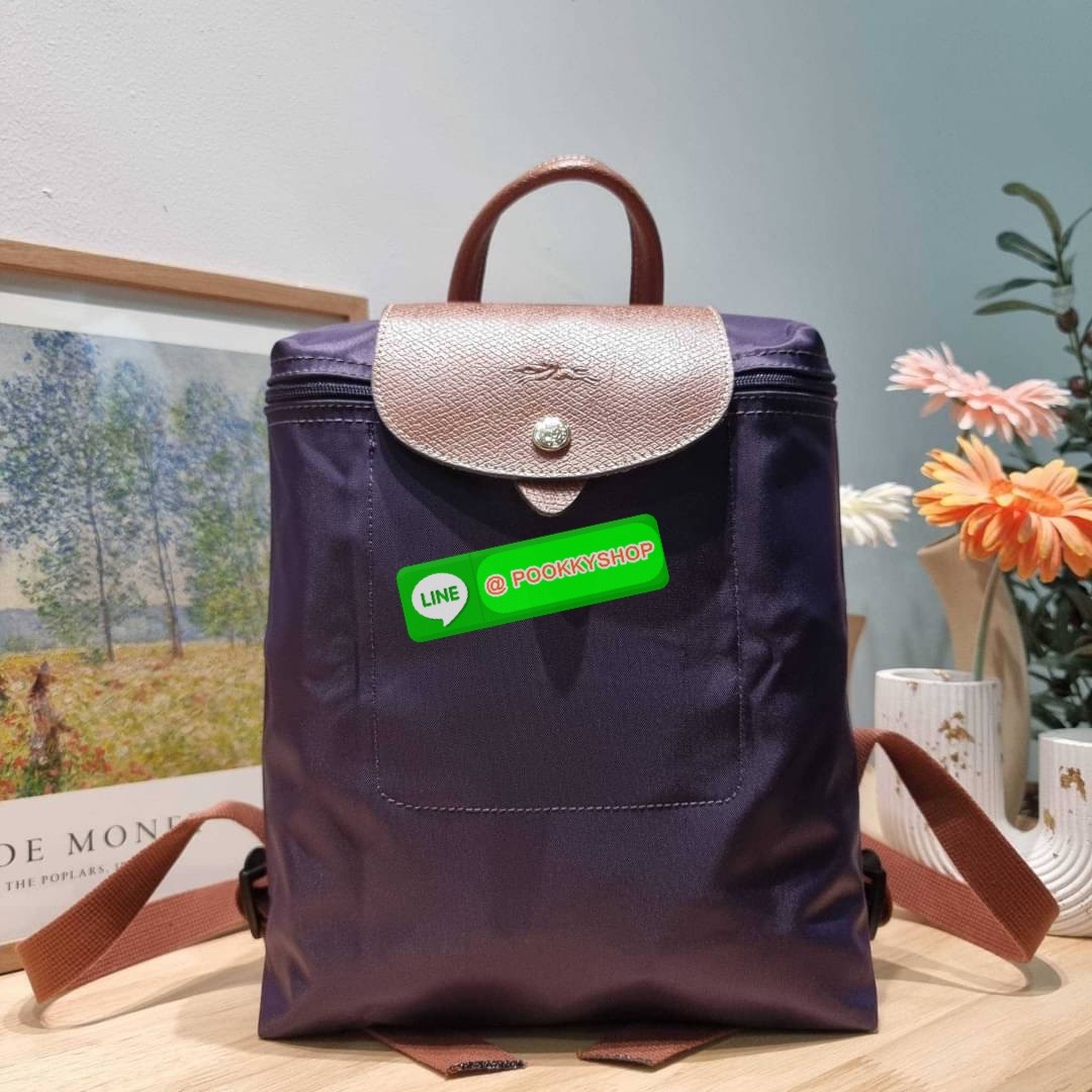 Longchamp le pliage original backpack 🔆 Details สวยคลาสสิคต้องไม่พลาด กับกระเป๋าสะพายทรงเป้ ขนาดกำลังดี น้ำหนักเบา ดีไซน์เรียบง่าย แต่ดูแพง ปากกระเป๋าออกแบบให้มีฝาปิดและซิปแน่นหนา สายสะพายสามารถปรับใช้ตามชอบ ภายในโล่งกว้าง จุของได้สบายๆ พกพาไปไหนก