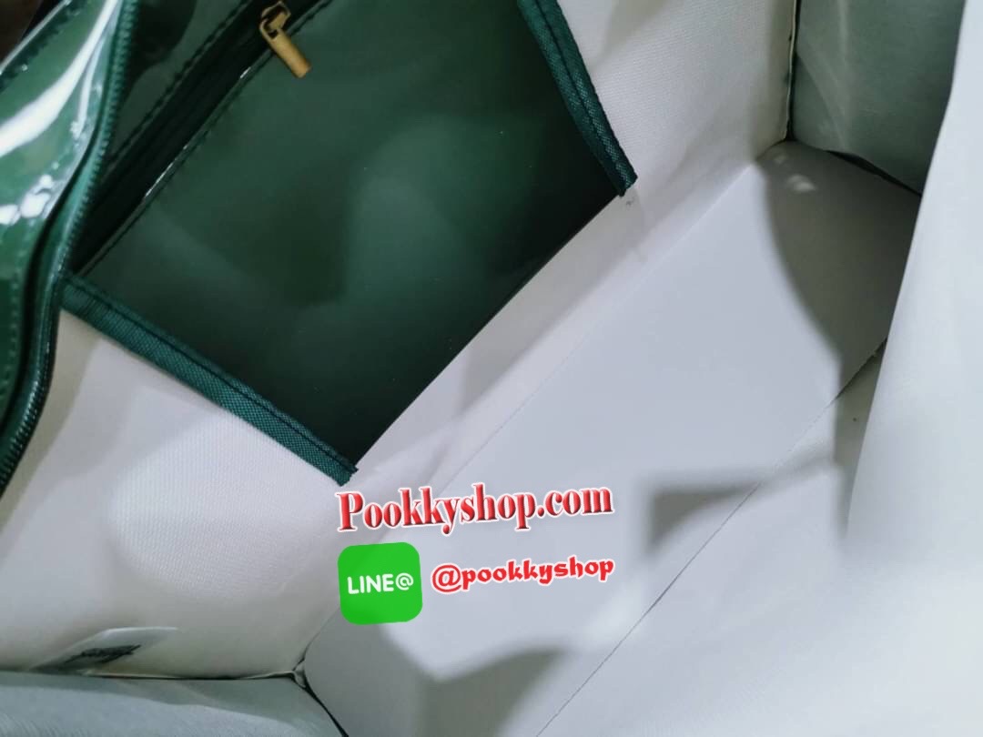 Restock พร้อมส่งแล้วค่ะ! Harrods London Top-handle Shopping Bag Large กระเป๋า Shopping Bag (Size L) แบรนด์ดังจากอังกฤษไอเท็มยอดนิยม PVC+Polyester 100% ของแท้ใบใหญ่ เนื้อหนาอยู่ทรง กันน้ำ แข็งแรง น้ำหนักเบา เปิดปิดด้วยซิปสะดวกใช้หัวซิปปั้มโลโก้แบรนด์อะไหล่