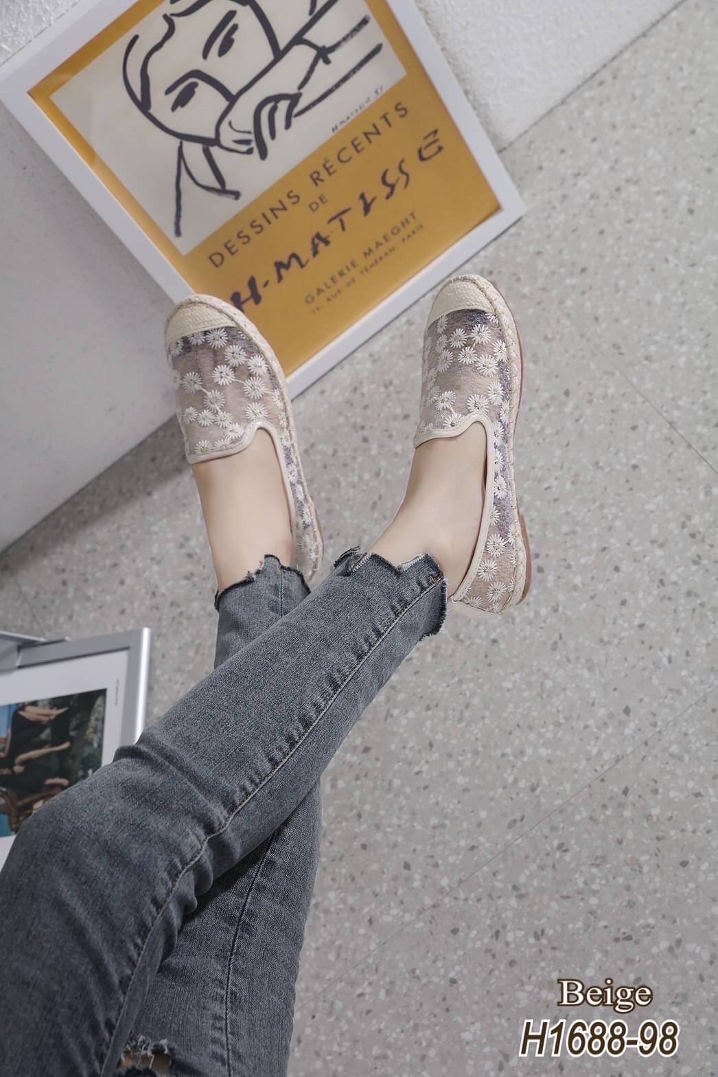 งานเข้าใหม่จ้า แบบเข้าใหม่ สลิปออนผ้าลูกไม้งานน่ารักมาก โปร่งใส่สบาย ขอบปอรอบใส่ได้ตลอดไม่เอ้าจร้า