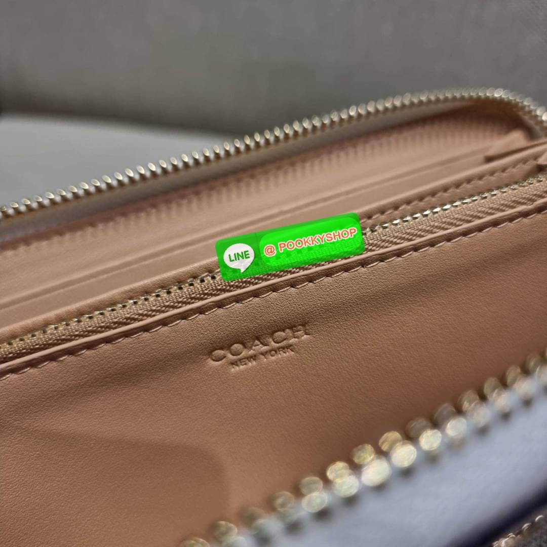 COACH C8695 LONG ZIP AROUND WALLET IN SIGNATURE CANVAS WITH MYSTICAL FLORAL PRINT พร้อมเสิร์ฟความหรู กับคอลใหม่ล่าสุด กระเป๋าสตางค์ใบยาวกึ่งคล้องมือ มาในดีไซน์ผู้ดี เรียบหรู ถือใช้แล้วขับผิวมาก ลวดลายดอกไม้คละเคล้าสวยงาม วัสดุหนังแคนวาสเคลือบลาย มาพร้อมสา