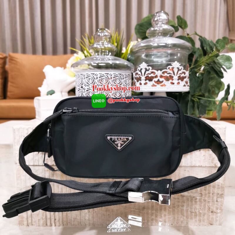 NEW! PRADA NYLON MINI WAIST BAG GIFT WITH PURCHASE (GWP) Limited edition กระเป๋าพรีเมี่ยมกิ๊ฟจากเคาน์เตอร์แบรนด์ต่างประเทศ วัสดุ Nylon เนื้อหนา ด้านหน้ามีโลโก้แบรนด์และช่องซิป เปิดปิดด้วยซิปสะดวกใช้ ภายใน Polyester 100% มีโลโก้ สายคาดเอวหรือคาดอกสามารถเลื