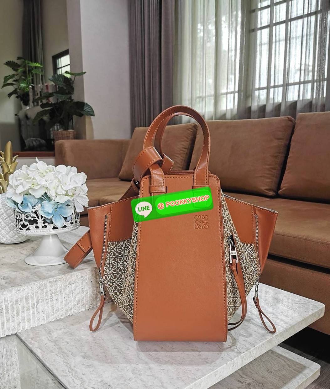 ✴️ห้ามพลาด!✴️NEW ARRIVAL! LOEWE ANAGRAM SHOULDER BAG GIFT WITH PURCHASE (GWP) กระเป๋าถือหรือสะพายพรีเมี่ยมกิ๊ฟ Limited จาก LOEWE PERFUME DUTYFREE COUNTER รุ่นหายากสุดเลอค่าวัสดุ Anagram Canvas ตัดหนังแท้ Calfskin สุดคลาสสิค ขนาดกำลังดี น้ำหน