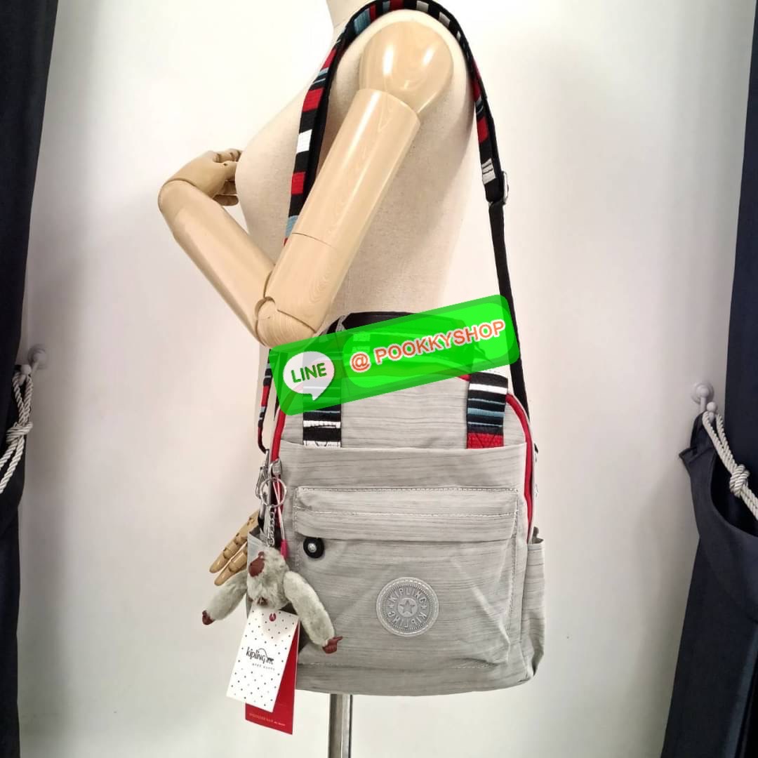 KIPLING 3 WAYS MINI BACKPACK ซับในลายตาราง กระเป๋าสะพาย 3 Ways รุ่นใหม่ วัสดุ Nylon & Polyester 100% หูหิ้วหนังปั๊มชื่อแบรนด์ สายสะพายยาวเลื่อนปรับได้ free size และ สามารถถอดได้ สามารถถือหรือสะพายได้ จะสะพายไหล่ สะพายเฉียง Crossbody หรือจะคล้องสายเป็นเป้ส