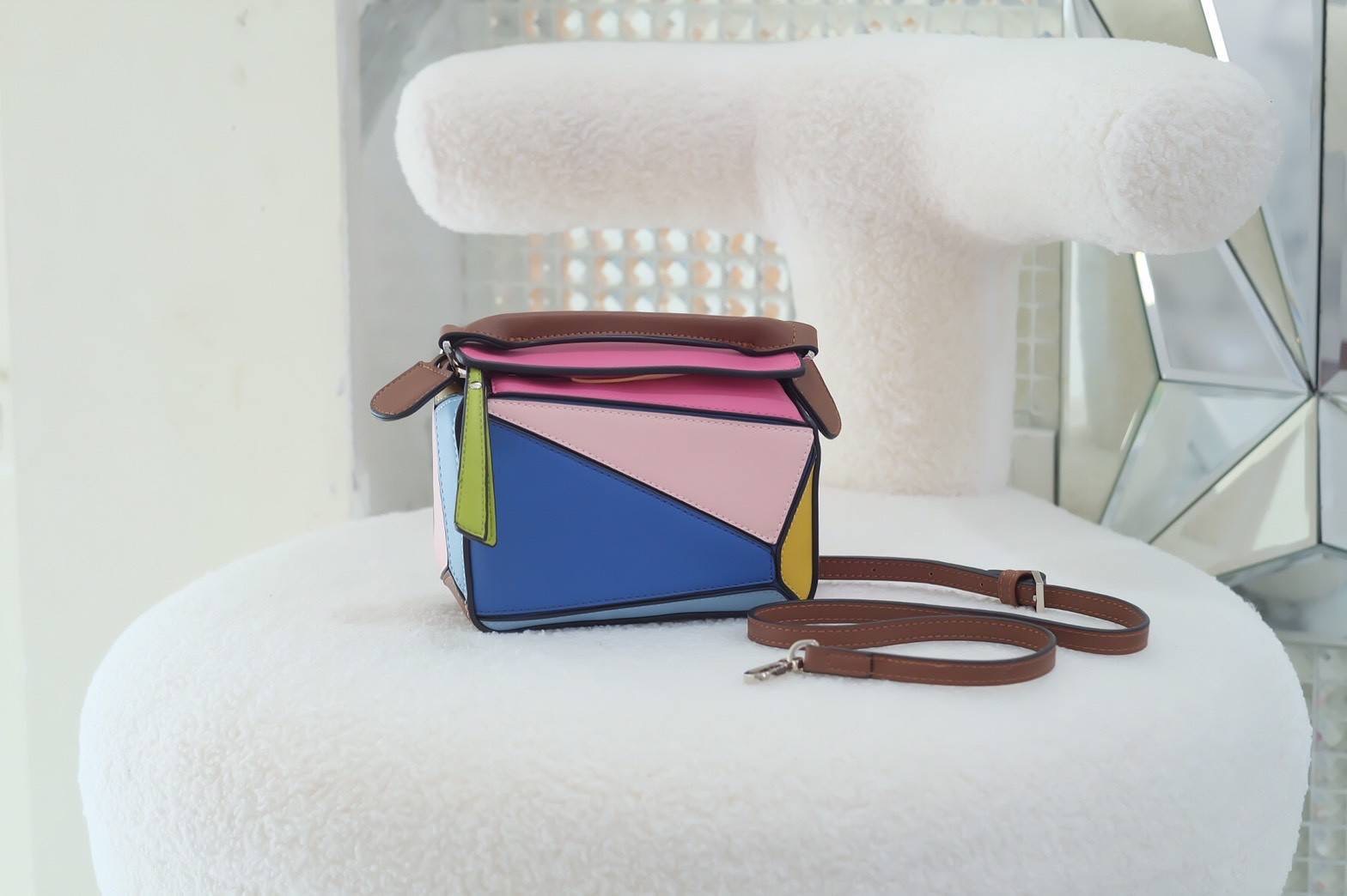 น่ารัก..ไม่ไหวแล้ว LW mini puzzle เห็นแล้วใจหวั่นไหว น่ารักอะไรขนาดนี้ ย่อส่วนได้สมบูรณ์แบบสุดๆ ลงตัวทุกอย่าง ใส่โทรศัพท์ iplus ได้สบายๆ ยังเหลือเนื้อที่ใส่ของได้อีกเยอะ รีบเลยน้า สวยๆทุกสี