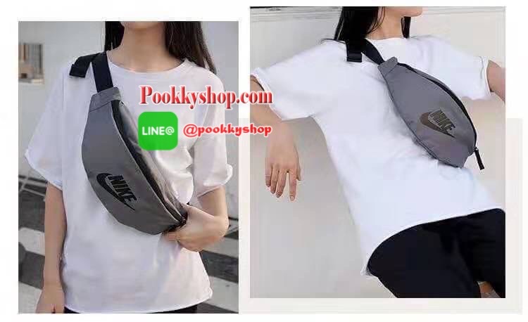 NIKE HERITAGE WAIST BAG (BA5750-010) กระเป๋าทรงคาดเอวและคาดหน้าอกสไตล์สปอร์ต เปิดปิดด้วยซิปคู่ ภายในใส่กระเป๋าสตางค์ยาวได้ ด้านหน้าสกรีนโลโก้แบรนด์ สายคาดปรับความยาวได้ฟรีไซส์ น้ำหนักเบา จะสะพายคาดอกช้อปปิ้งหรือจะวิ่งออกกำลังกายก็ได้คร้า!!