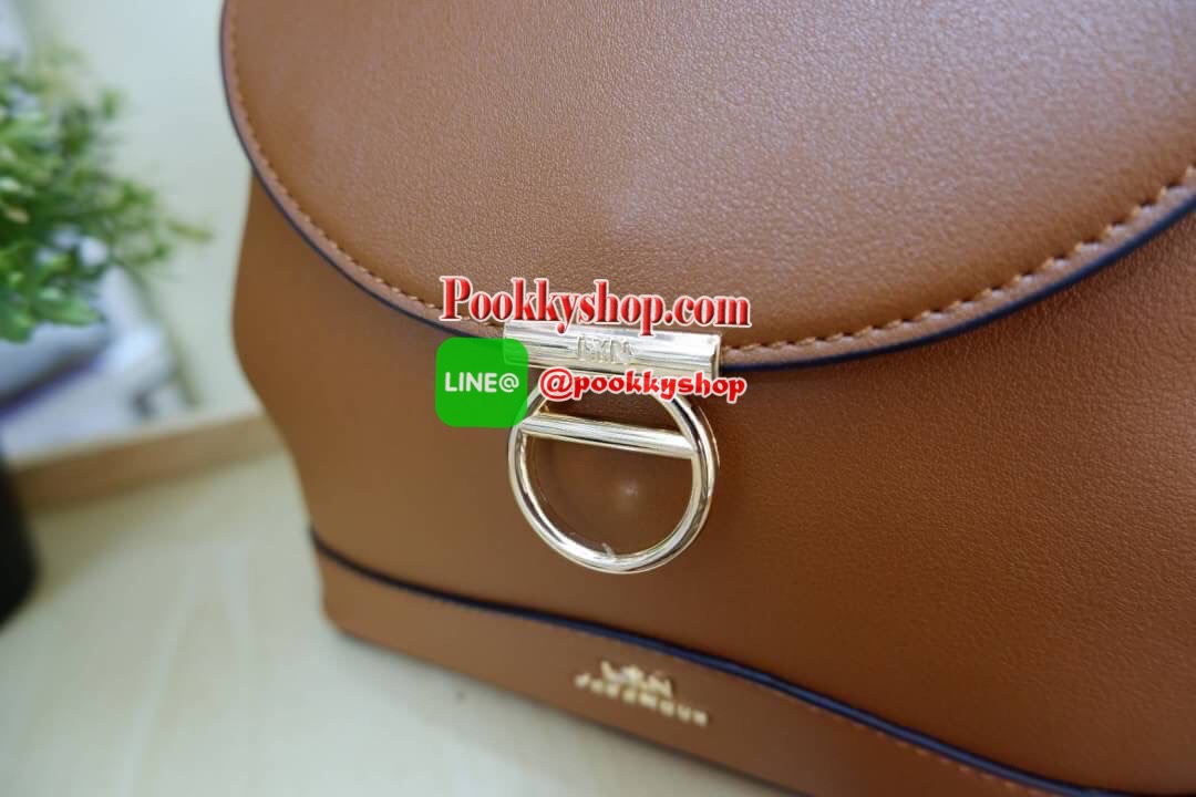 Lyn กระเป๋าหิ้วมาพร้อมสายสะพาย ขนาดกลางๆไม่เล็กไม่ใหญ่ ดีไซน์สวยน่ารัก ด้านในมีป้ายโลหะปั๊มแบรนด์ ใต้กระเป๋ามีหมุดรองทั้ง 4 มุม รูปทรงสวยเก๋ขนาดนี้ ไม่มีไม่ได้นะคะ